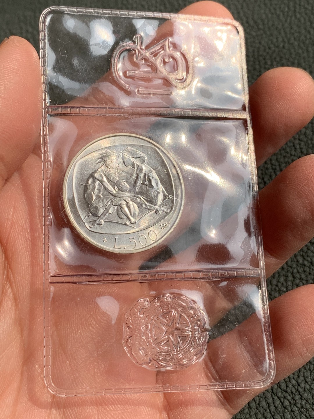 《竞宝斋》第140场-周日，周一，周四 3拍 (全场包邮) 意大利 1987年 父母与孩子家庭年纪念 500里拉银币 原封装