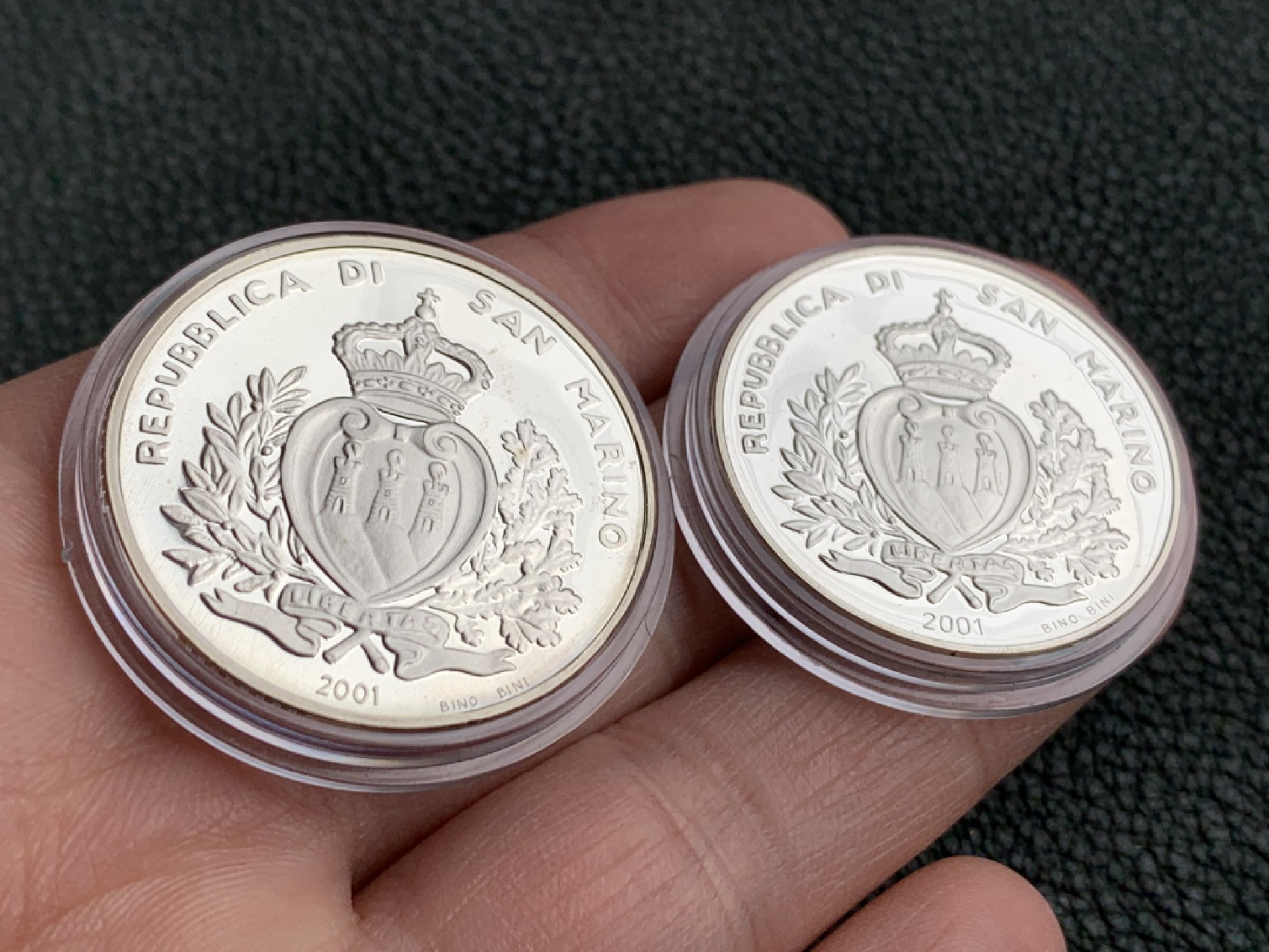 《竞宝斋》第140场-周日，周一，周四 3拍 (全场包邮) 圣马力诺2001年 告别里拉货币系列 5000/10000里拉 精制银币 原盒证书