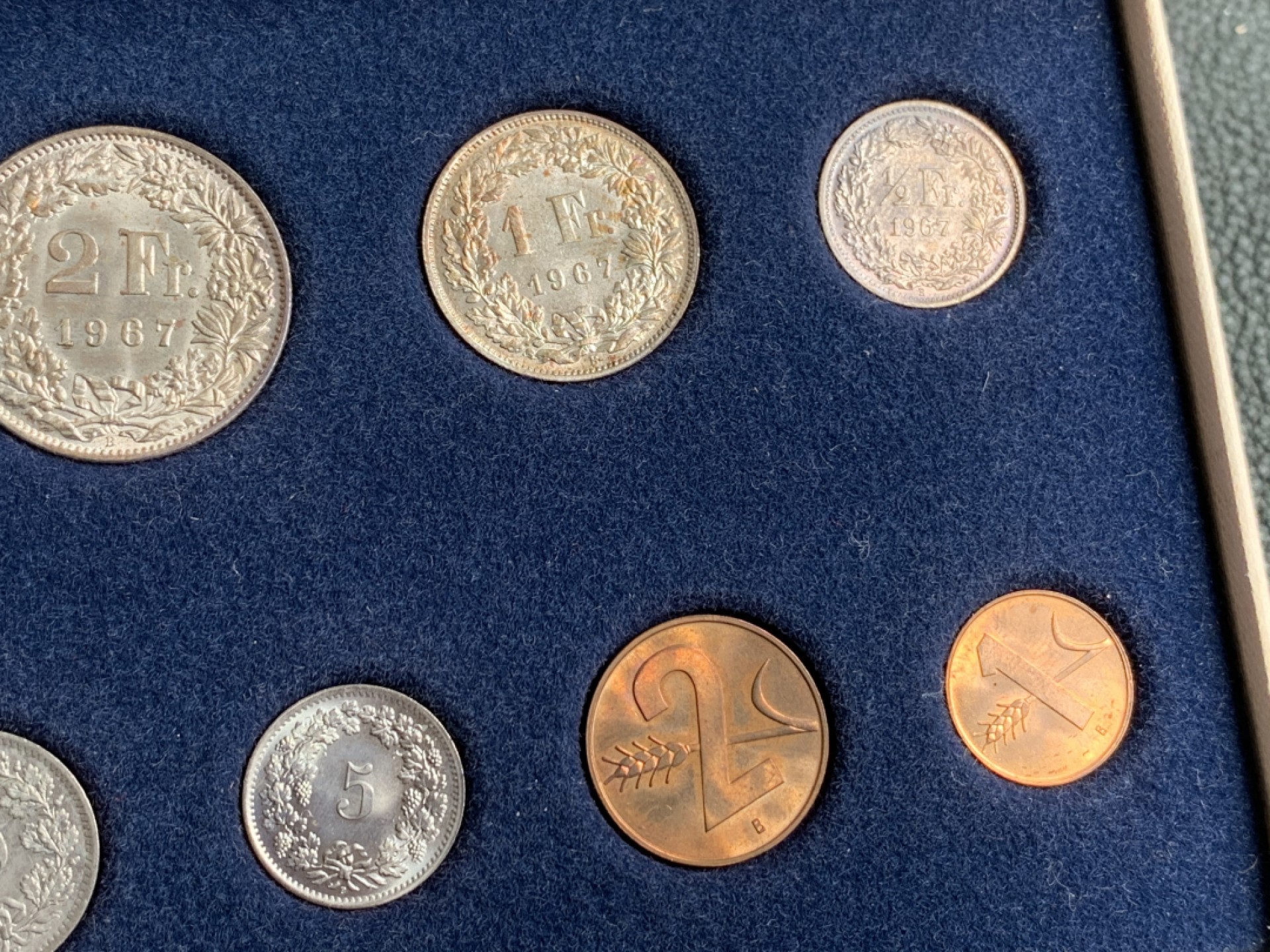 《竞宝斋》第140场-周日，周一，周四 3拍 (全场包邮) 瑞士1967年 九枚套 原装套币 其中1/2法郎-5法郎四枚都是银币 顶级品相 非常漂亮