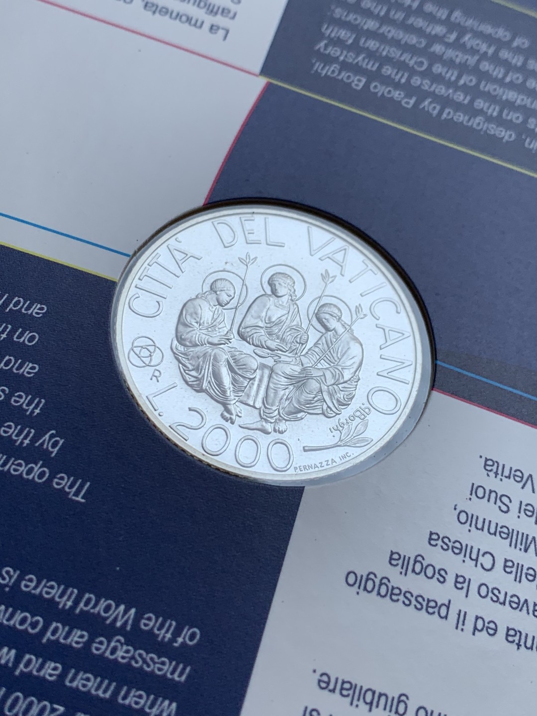 《竞宝斋》第140场-周日，周一，周四 3拍 (全场包邮) 梵蒂冈 2000年 跨世纪 2000里拉 银币 正面为打开圣门 背面代表三位一体