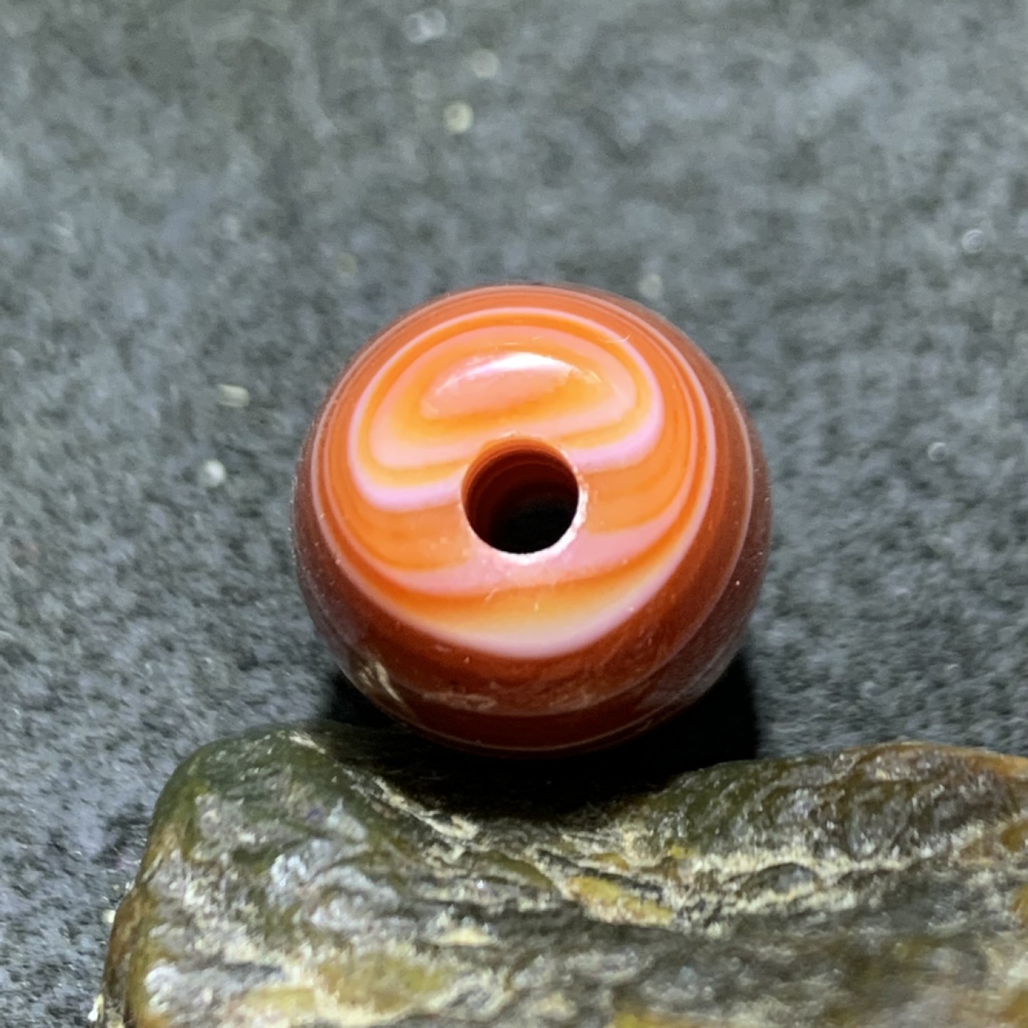 精美缠丝玛瑙桶珠一颗