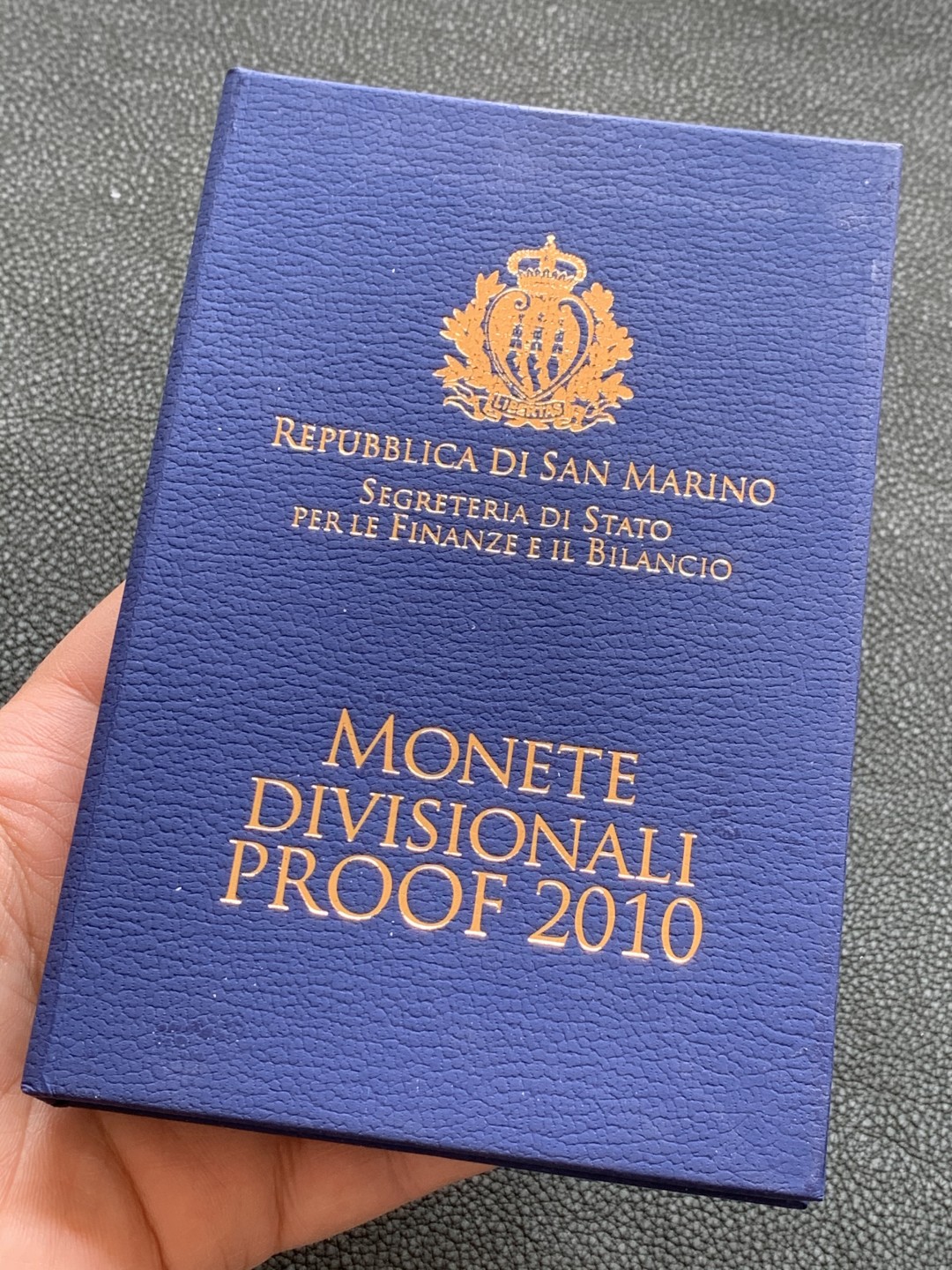 《竞宝斋》第140场-周日，周一，周四 3拍 (全场包邮) 圣马力诺 2010年 精制 套币 少见品种 状态非常好