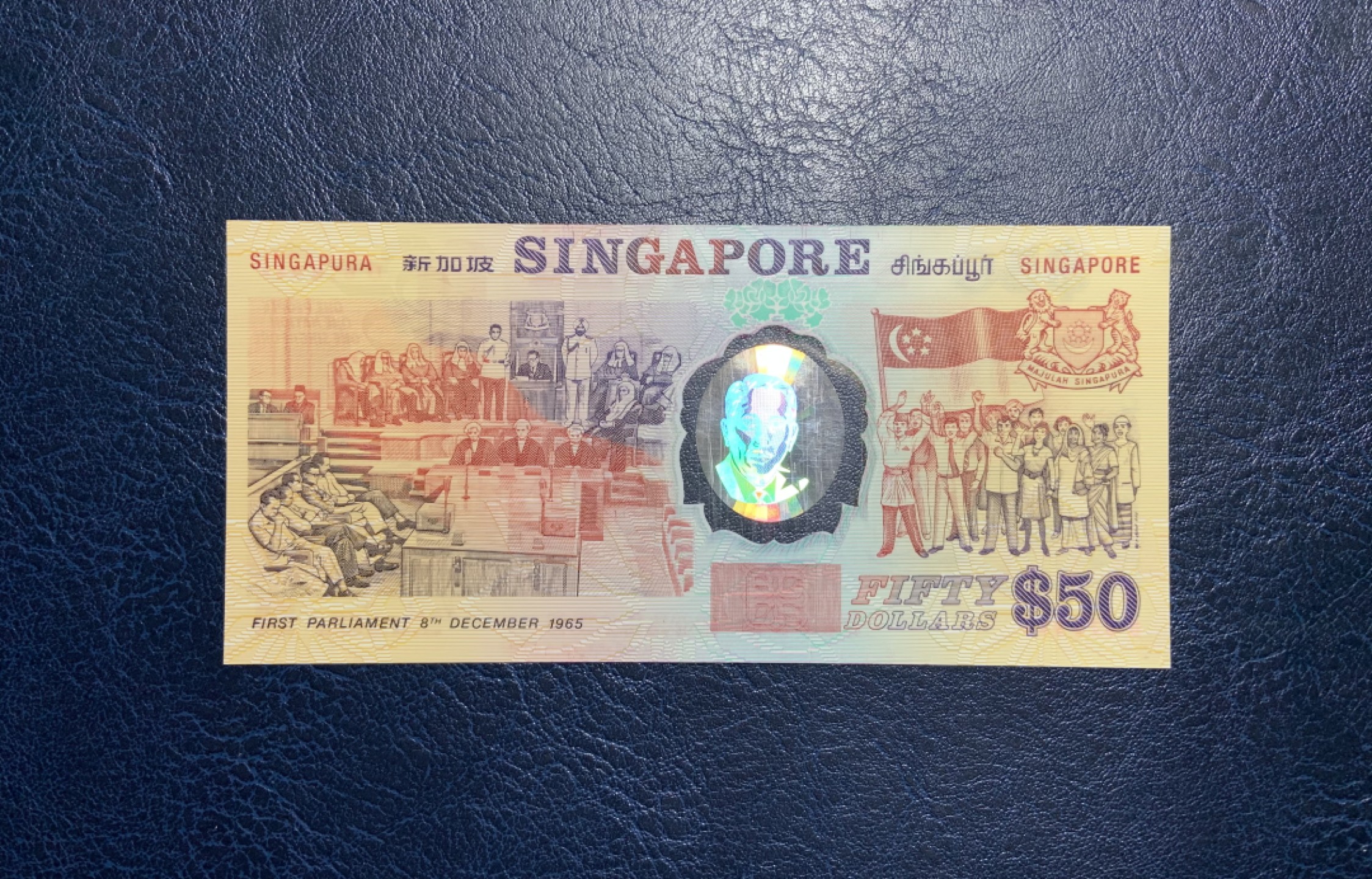 收藏联盟Quantum Auction 第237期拍卖 新加坡1990年50元独立25周年纪念钞 品相全新UNC 带原册 镭射激光标刮擦为正常印刷所致，pmg高分也这样