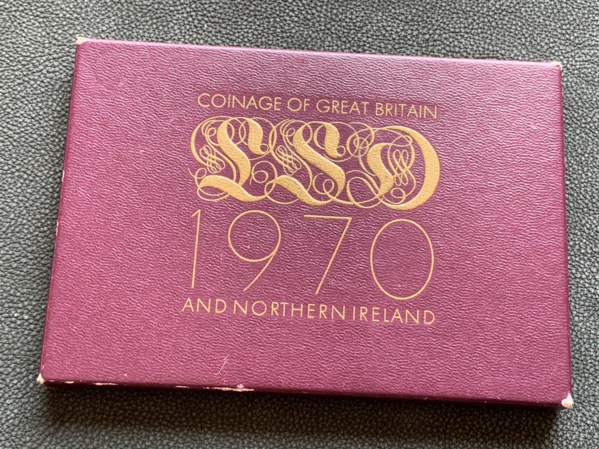 《竞宝斋》第140场-周日，周一，周四 3拍 (全场包邮) 英国 1970年 原盒原证 关门年份 英国12进制精制套币 最后一套12进制英国套币 随后发行的套币均为10进制新便士体系