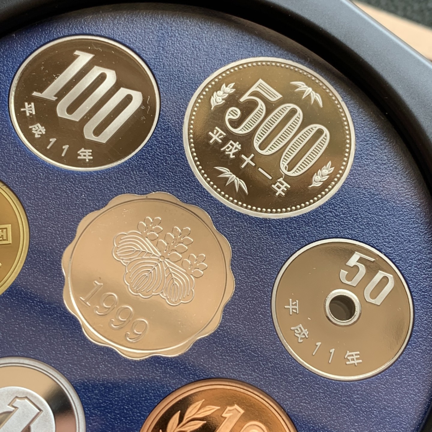 《竞宝斋》第140场-周日，周一，周四 3拍 (全场包邮) 日本1999年精制套币，含一枚镀金银章