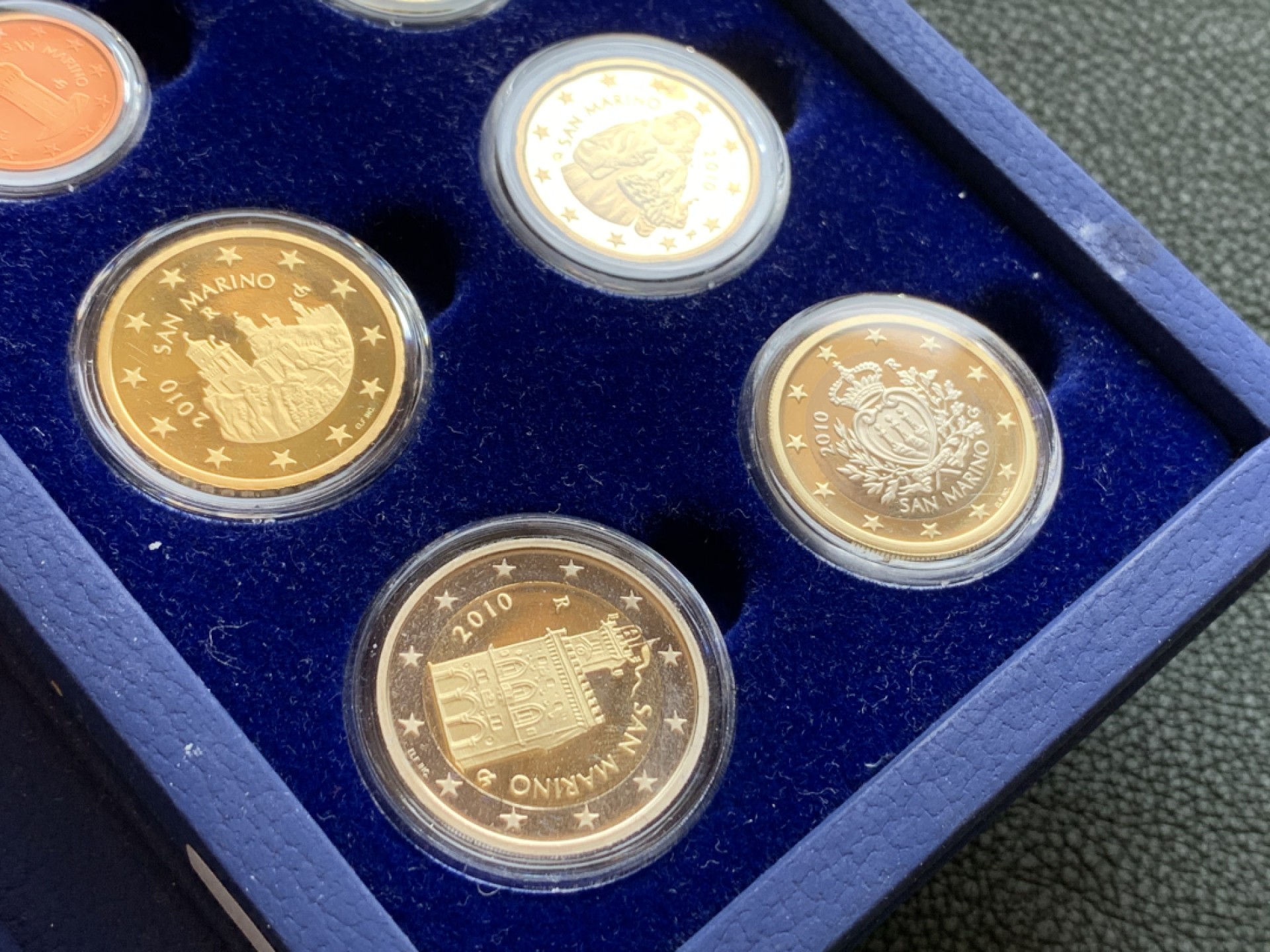 《竞宝斋》第140场-周日，周一，周四 3拍 (全场包邮) 圣马力诺 2010年 精制 套币 少见品种 状态非常好
