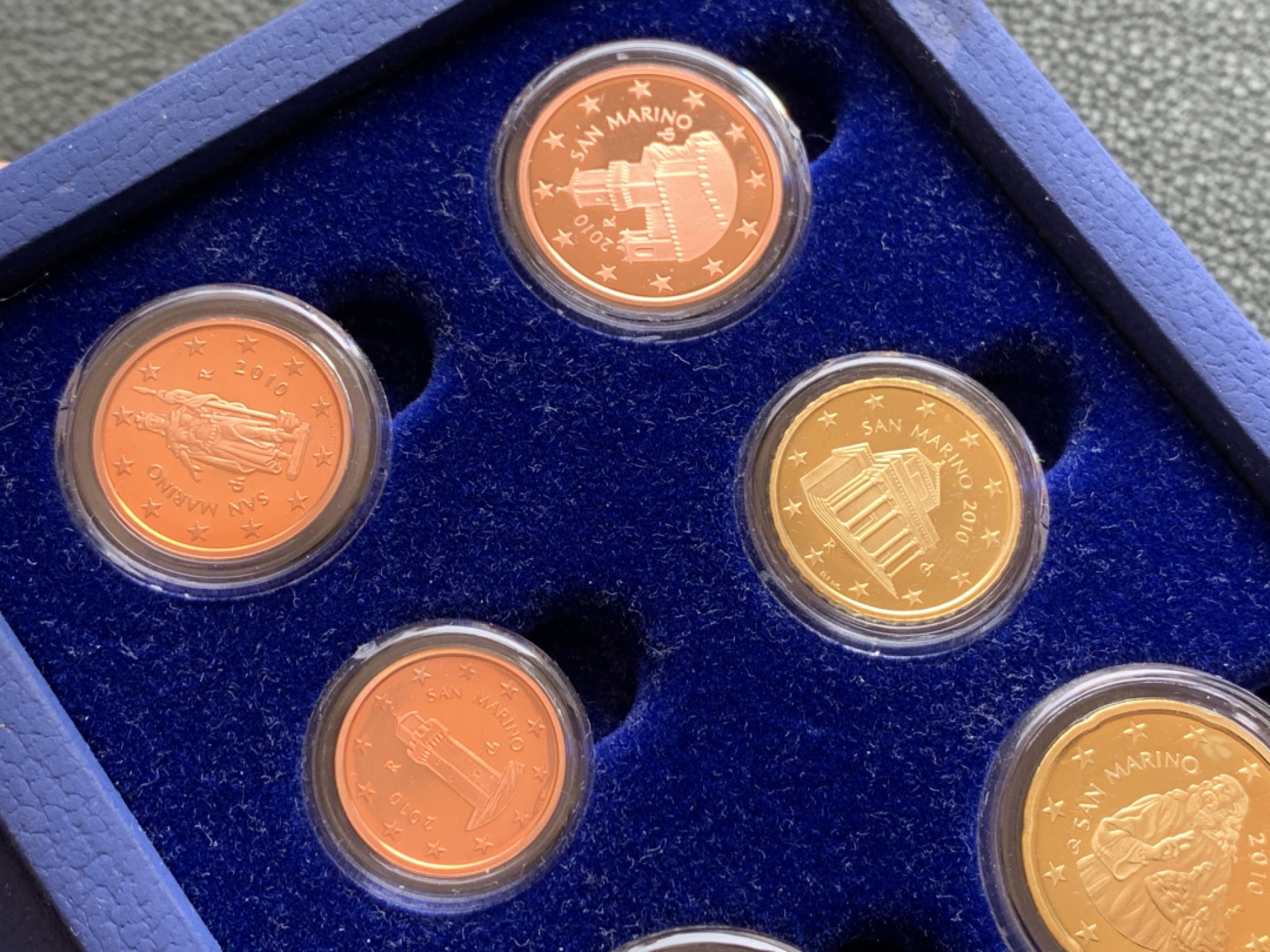 《竞宝斋》第140场-周日，周一，周四 3拍 (全场包邮) 圣马力诺 2010年 精制 套币 少见品种 状态非常好