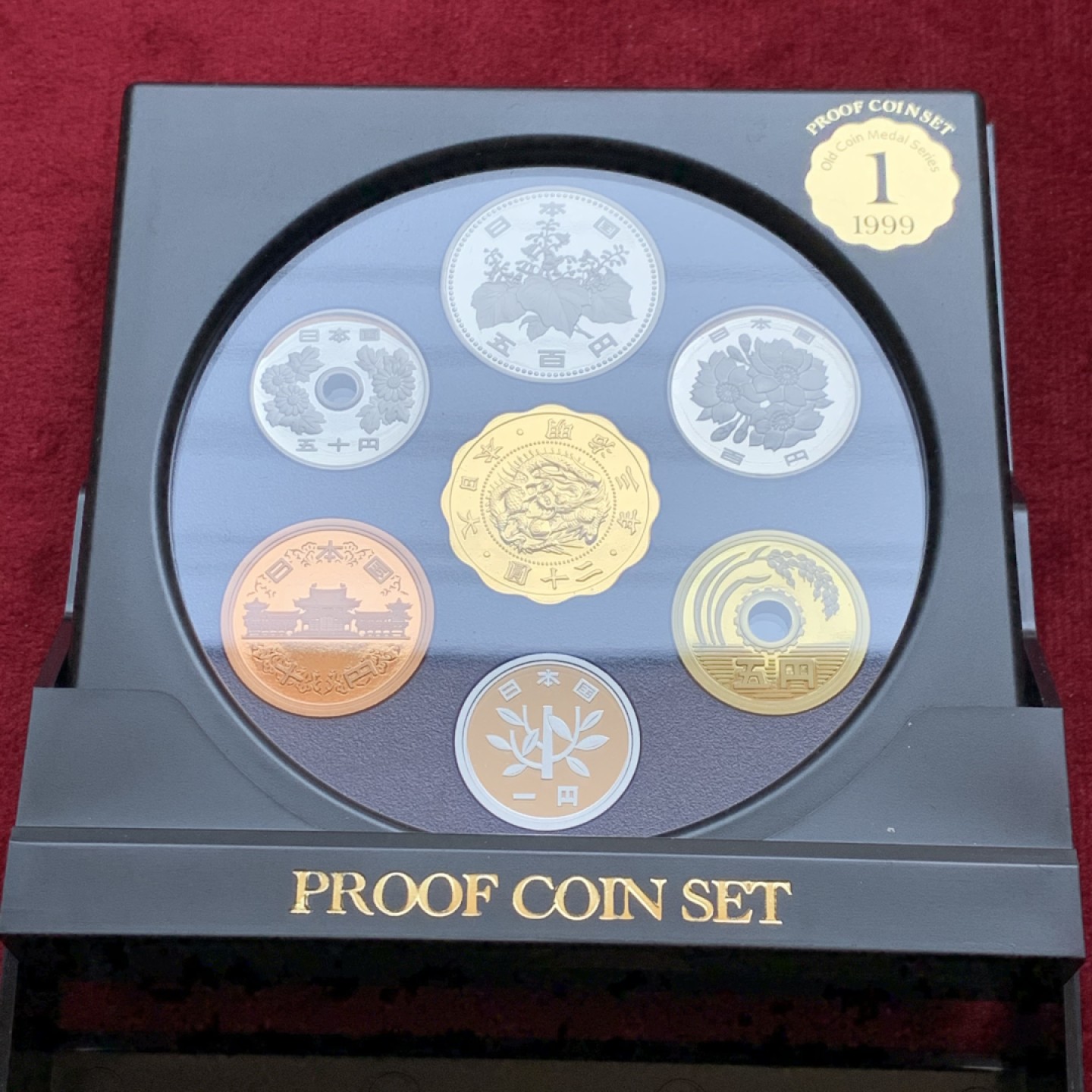 《竞宝斋》第140场-周日，周一，周四 3拍 (全场包邮) 日本1999年精制套币，含一枚镀金银章