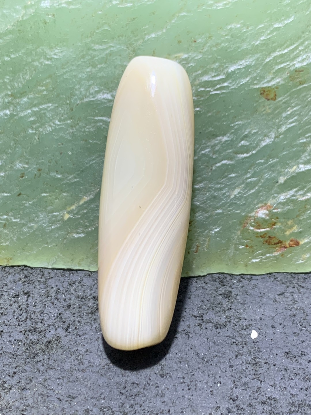 马达加斯加千层纹海洋玉髓随形通货桶珠一颗，