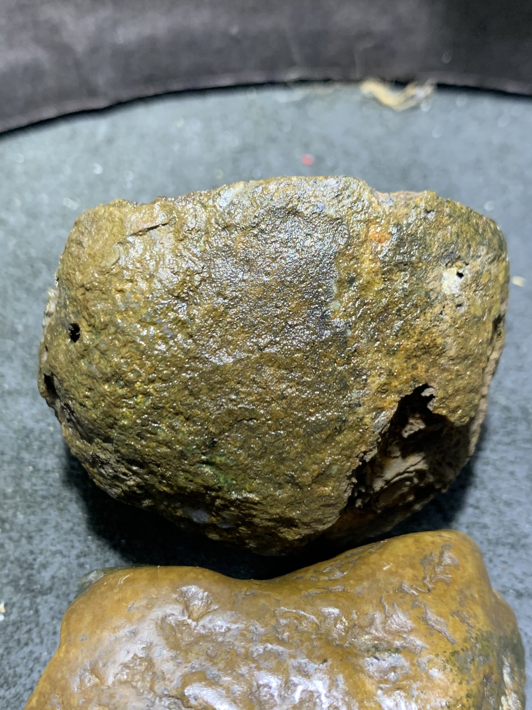 精美天然罕见亚光九眼页岩原石手工雕刻齐天大圣把件(摆件)一个