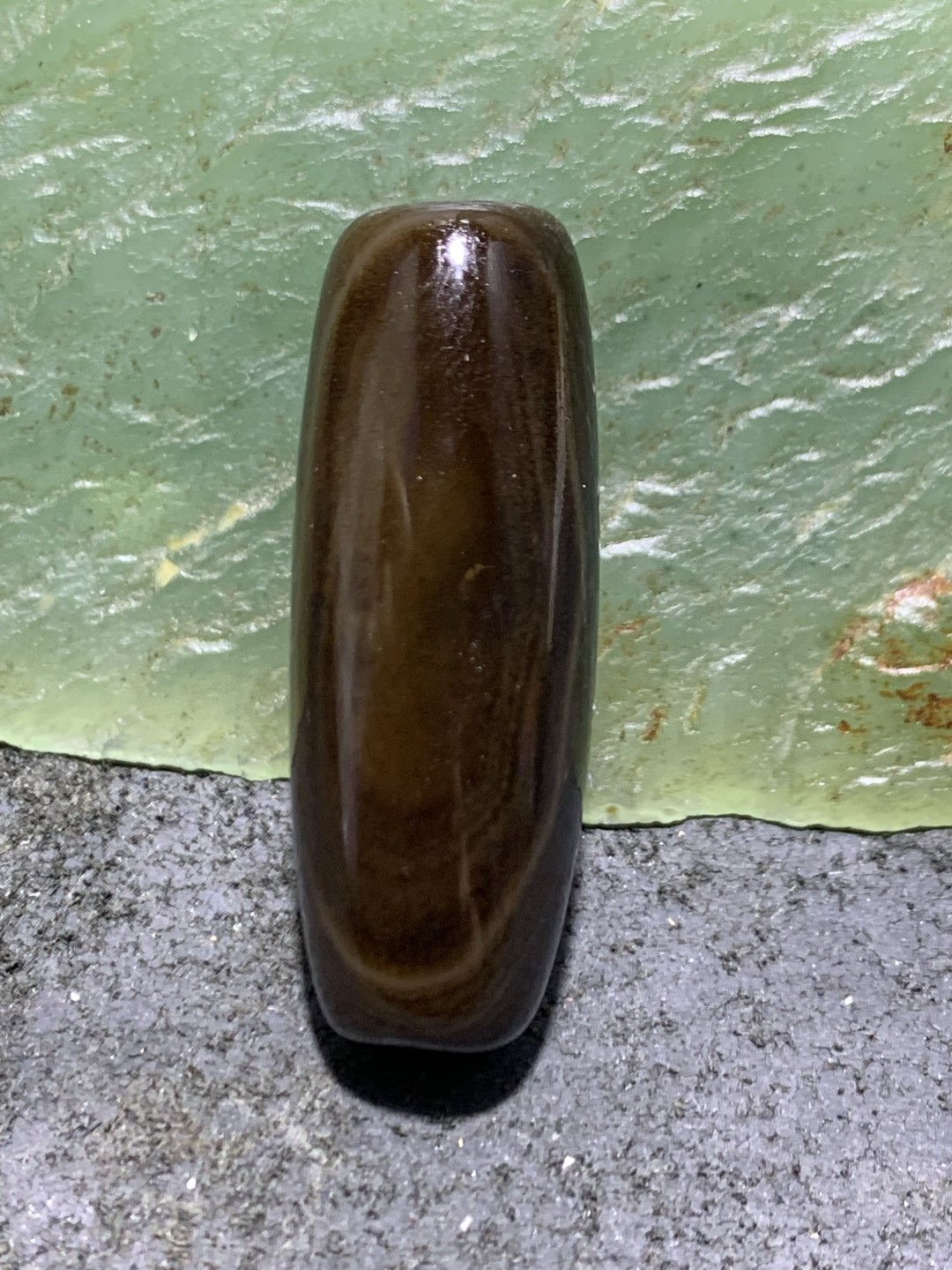 缠丝玛瑙随形桶珠一个，