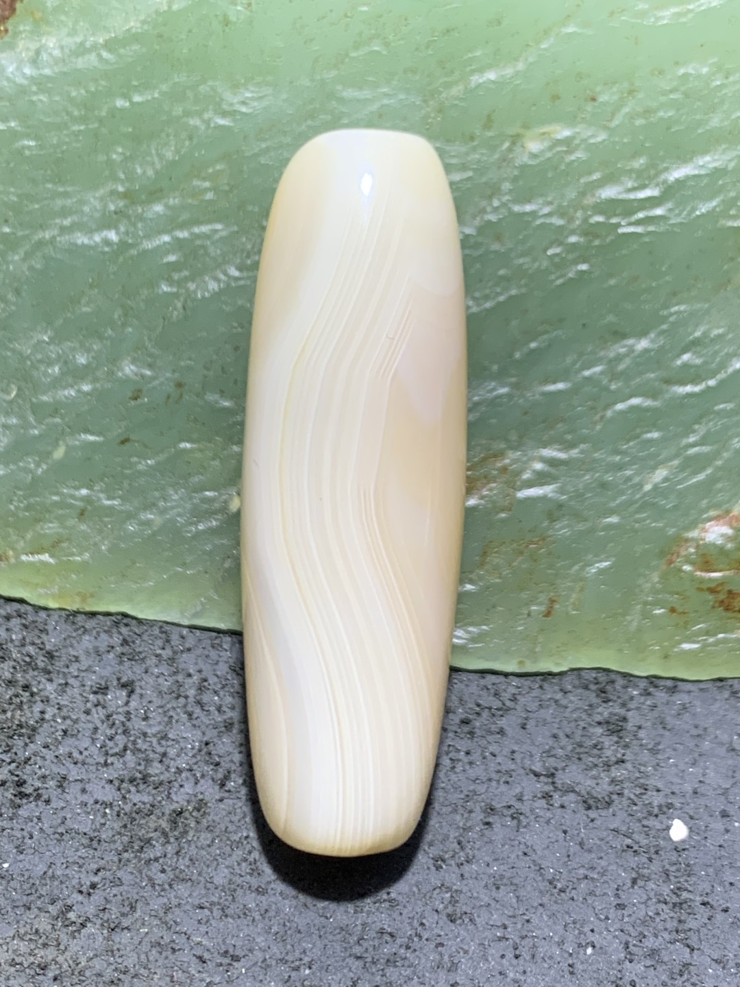 马达加斯加千层纹海洋玉髓随形通货桶珠一颗，