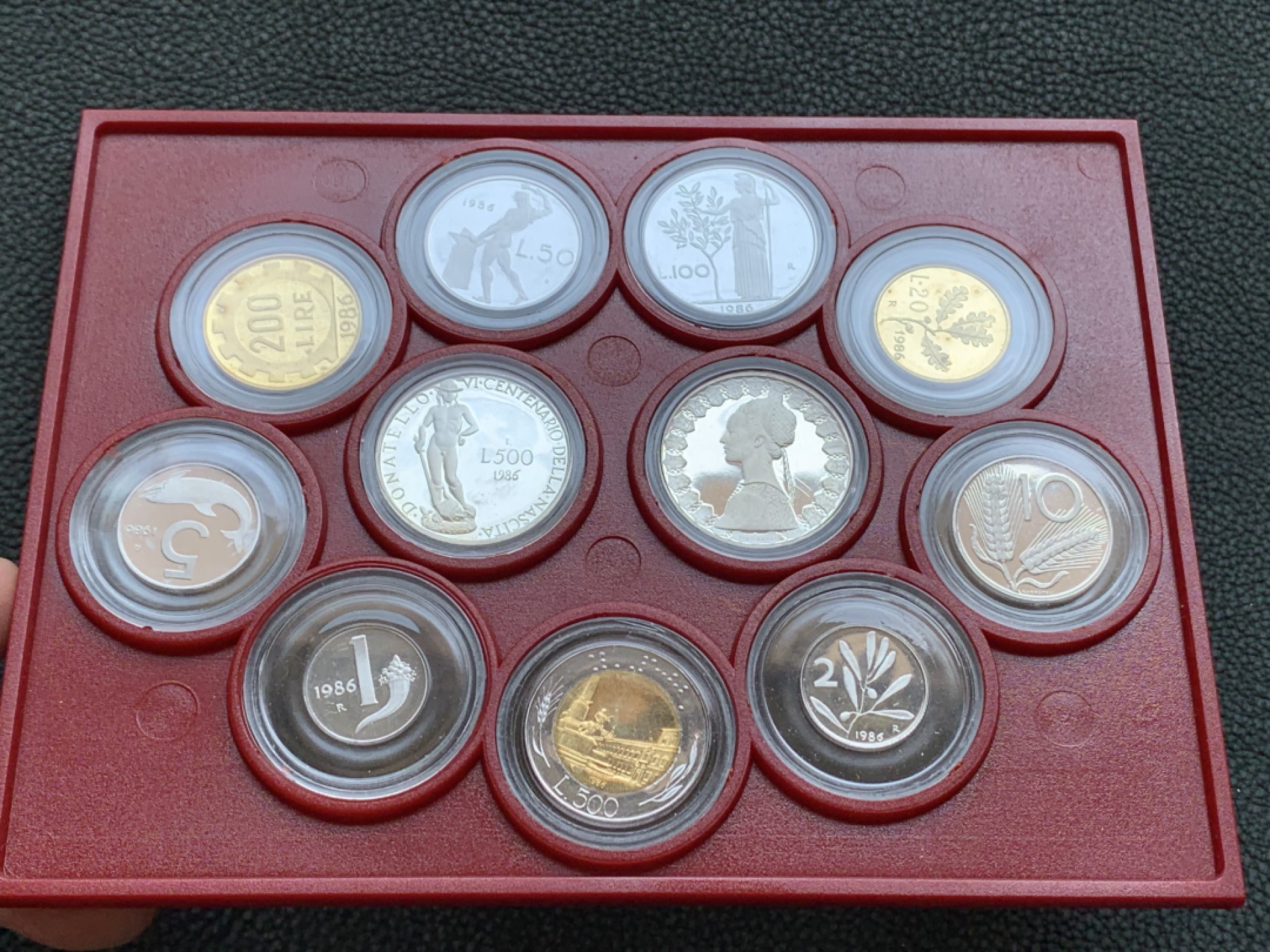 《竞宝斋》第140场-周日，周一，周四 3拍 (全场包邮) 意大利 1986年 精制版 原盒套币 状态堪称完美 带银币 太难得