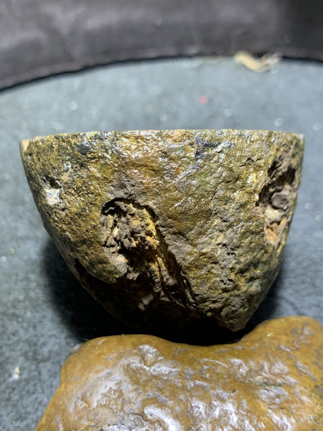 精美天然罕见亚光九眼页岩原石手工雕刻齐天大圣把件(摆件)一个