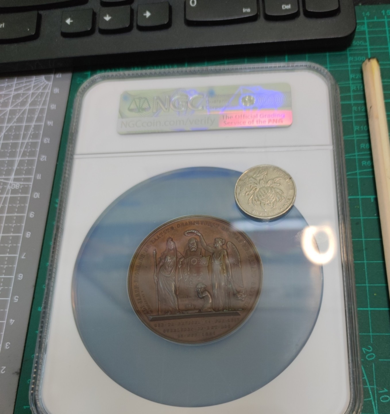 章显文化，周五晚自动结拍 NGC尼德兰国王和卢森堡大公威廉三世纪念铜章 1890年逝世纪念
