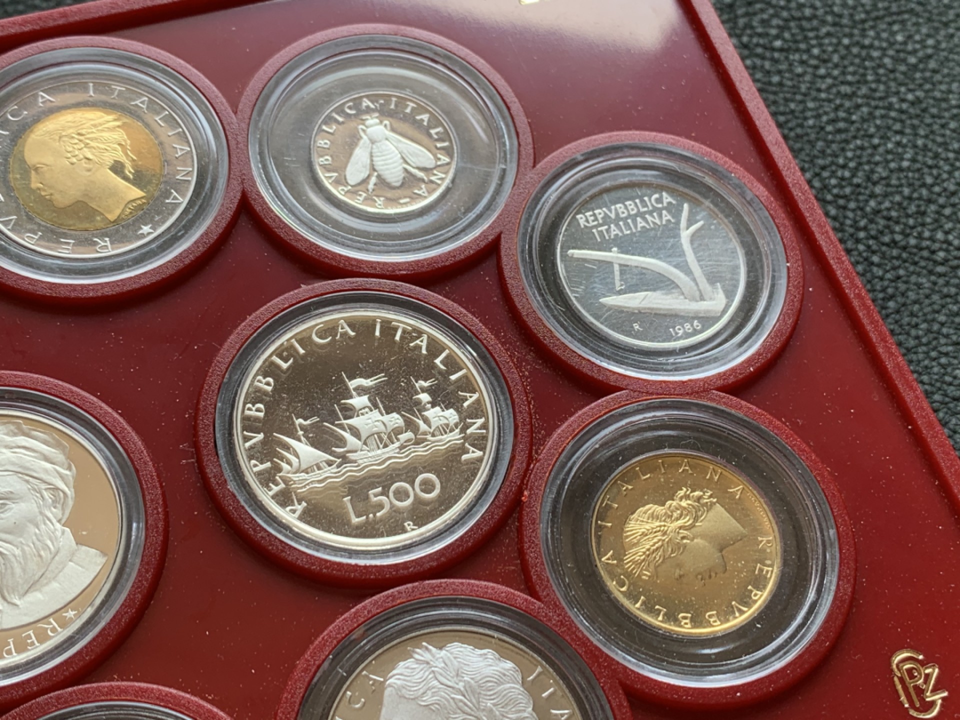 《竞宝斋》第140场-周日，周一，周四 3拍 (全场包邮) 意大利 1986年 精制版 原盒套币 状态堪称完美 带银币 太难得