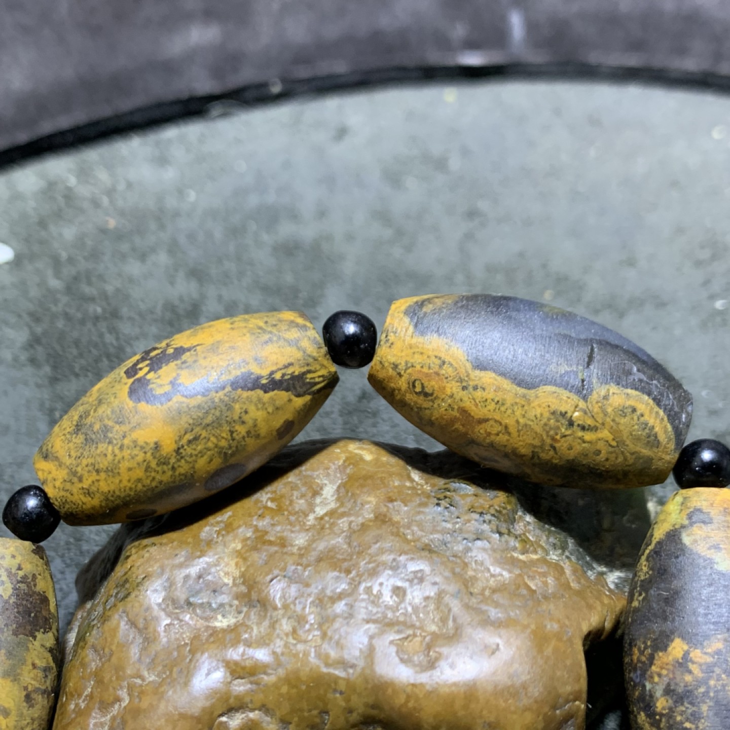 精美天然罕见亚光九眼页岩石蒙天珠手串一条，