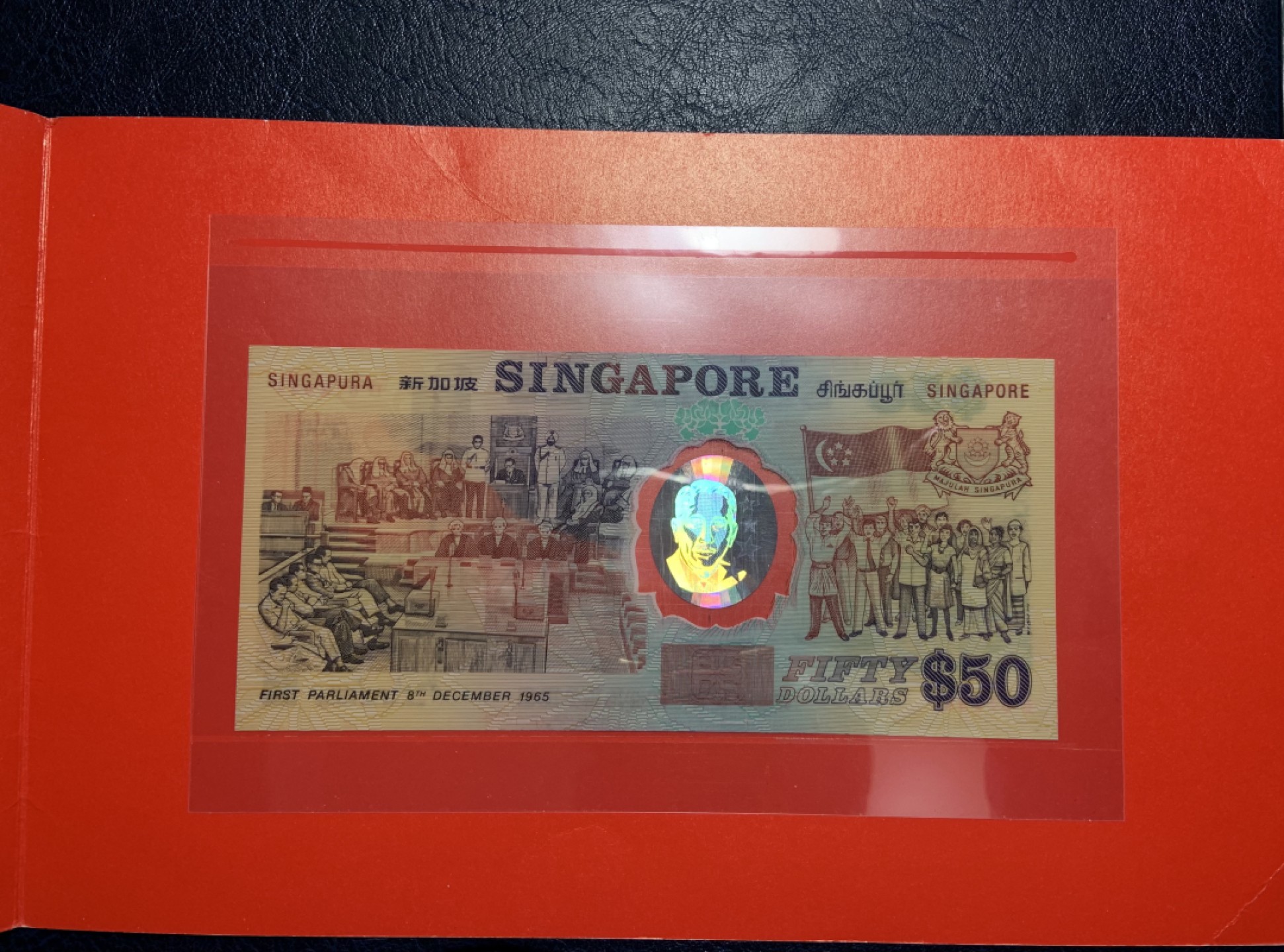 收藏联盟Quantum Auction 第237期拍卖 新加坡1990年50元独立25周年纪念钞 品相全新UNC 带原册 镭射激光标刮擦为正常印刷所致，pmg高分也这样