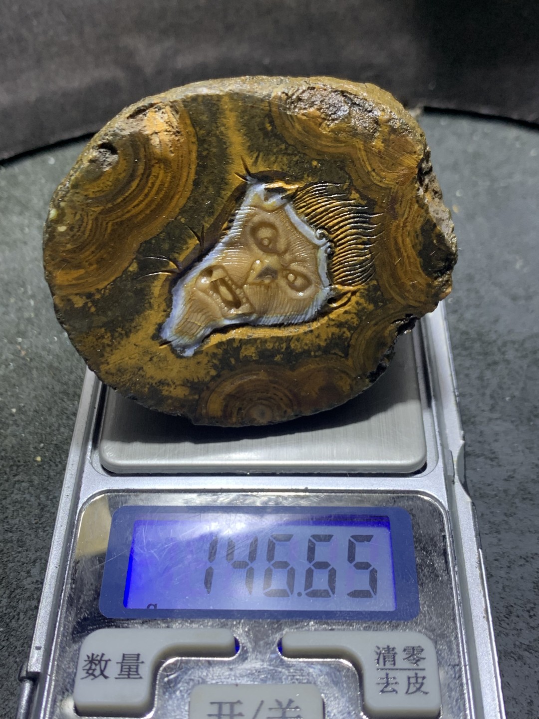 精美天然罕见亚光九眼页岩原石手工雕刻齐天大圣把件(摆件)一个