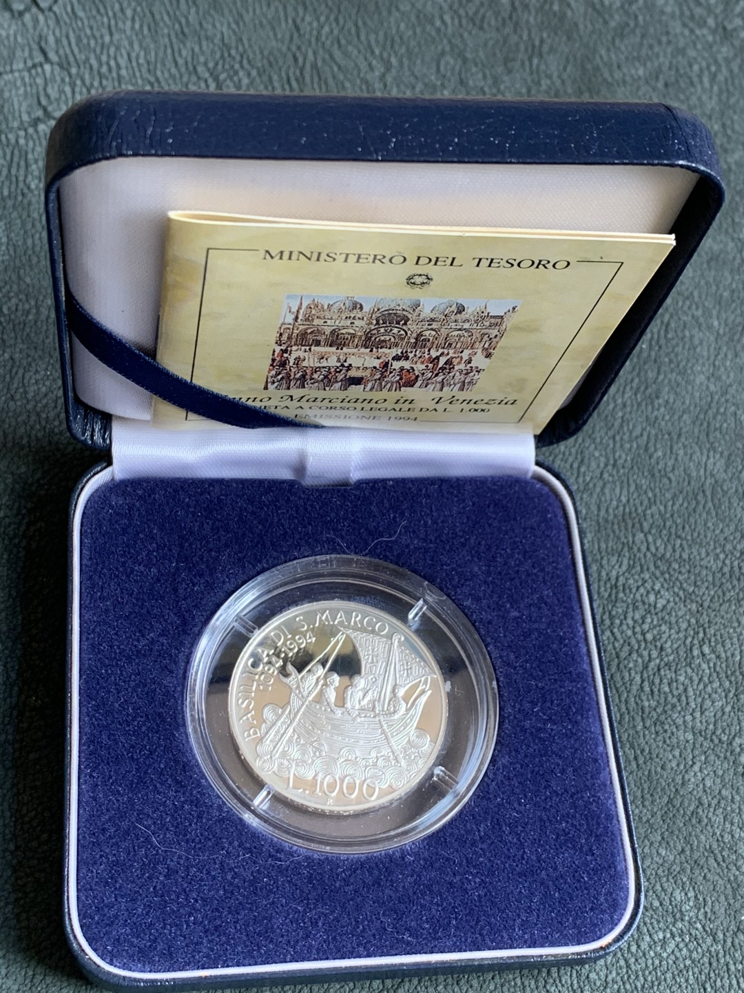 《竞宝斋》第140场-周日，周一，周四 3拍 (全场包邮) 意大利 1994年 圣马可教堂 900周年 1000里拉纪念银币 精制原盒