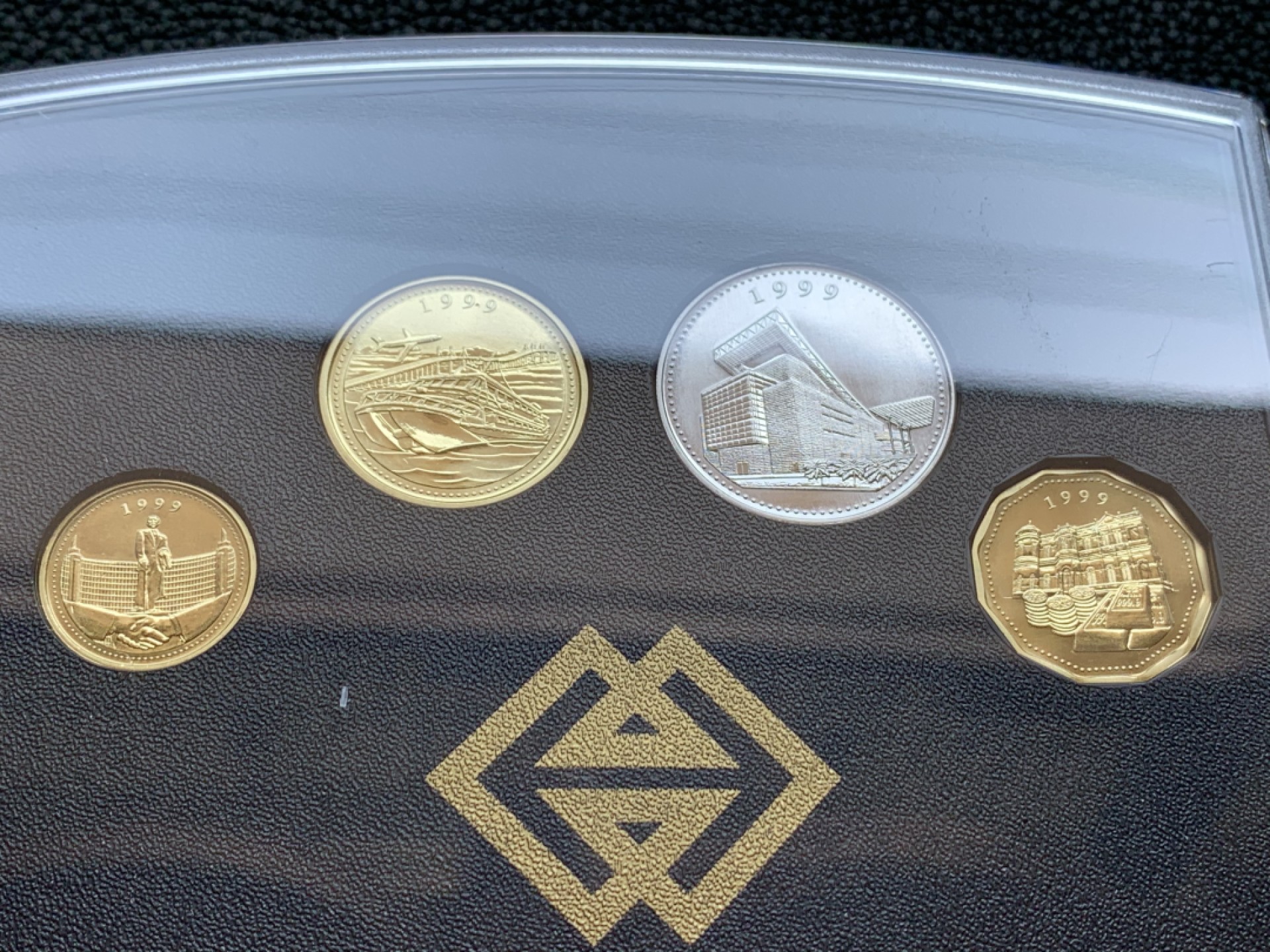 《竞宝斋》第140场-周日，周一，周四 3拍 (全场包邮) 澳门1999年回归纪念币一套