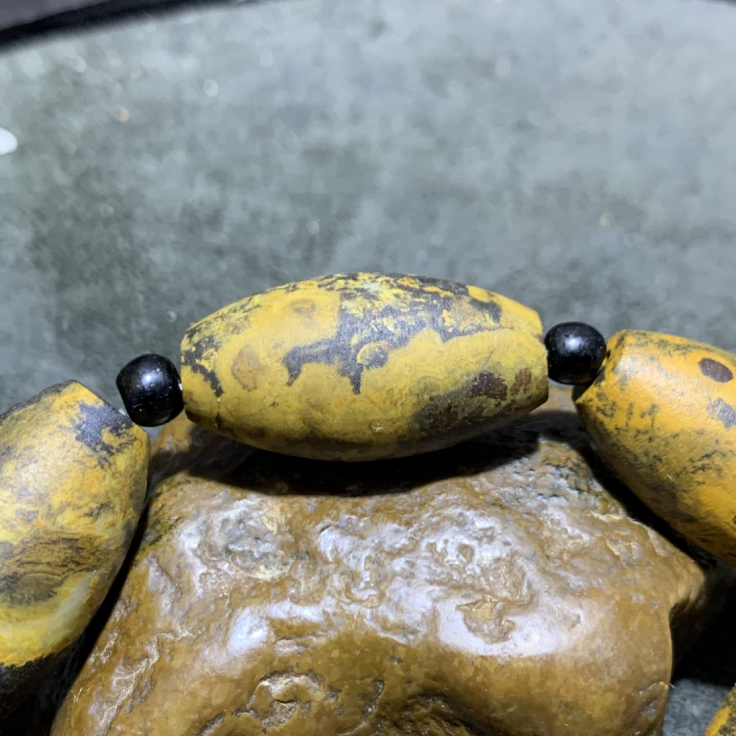 精美天然罕见亚光九眼页岩石蒙天珠手串一条，