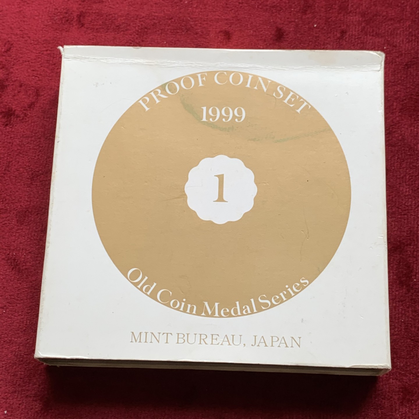 《竞宝斋》第140场-周日，周一，周四 3拍 (全场包邮) 日本1999年精制套币，含一枚镀金银章