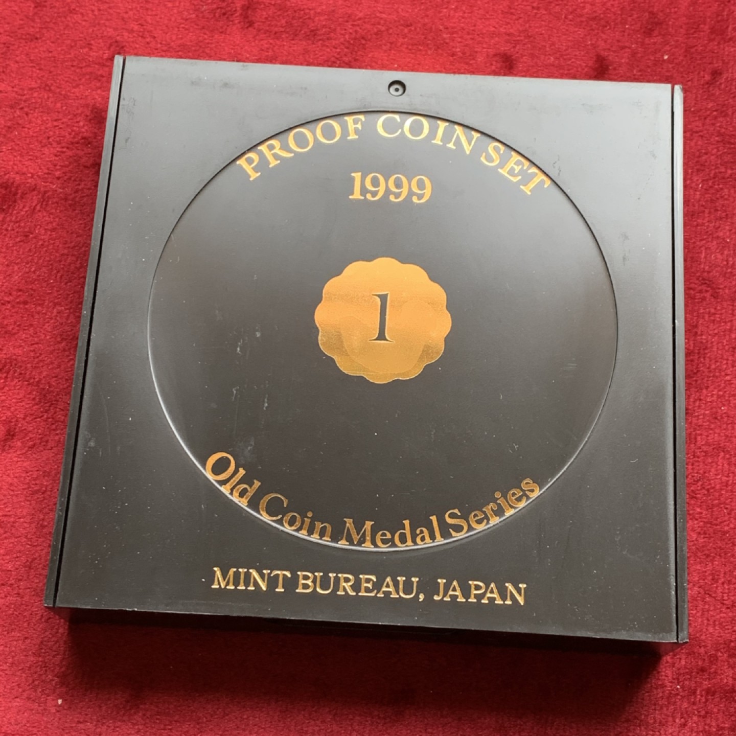 《竞宝斋》第140场-周日，周一，周四 3拍 (全场包邮) 日本1999年精制套币，含一枚镀金银章