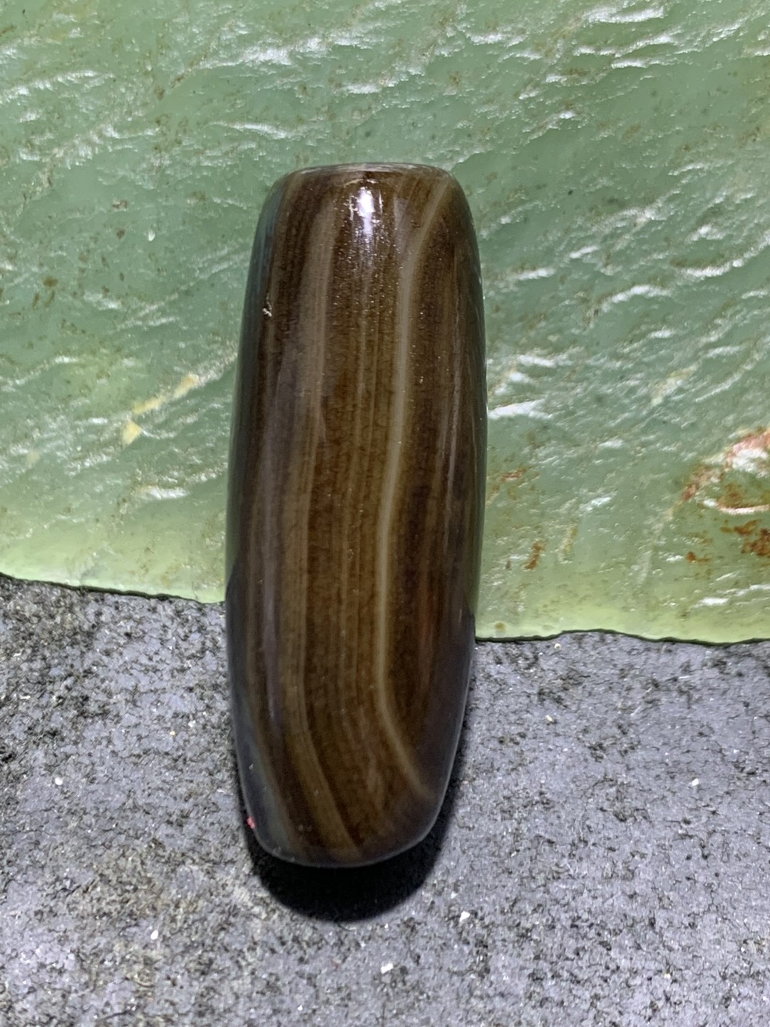 缠丝玛瑙随形桶珠一个，