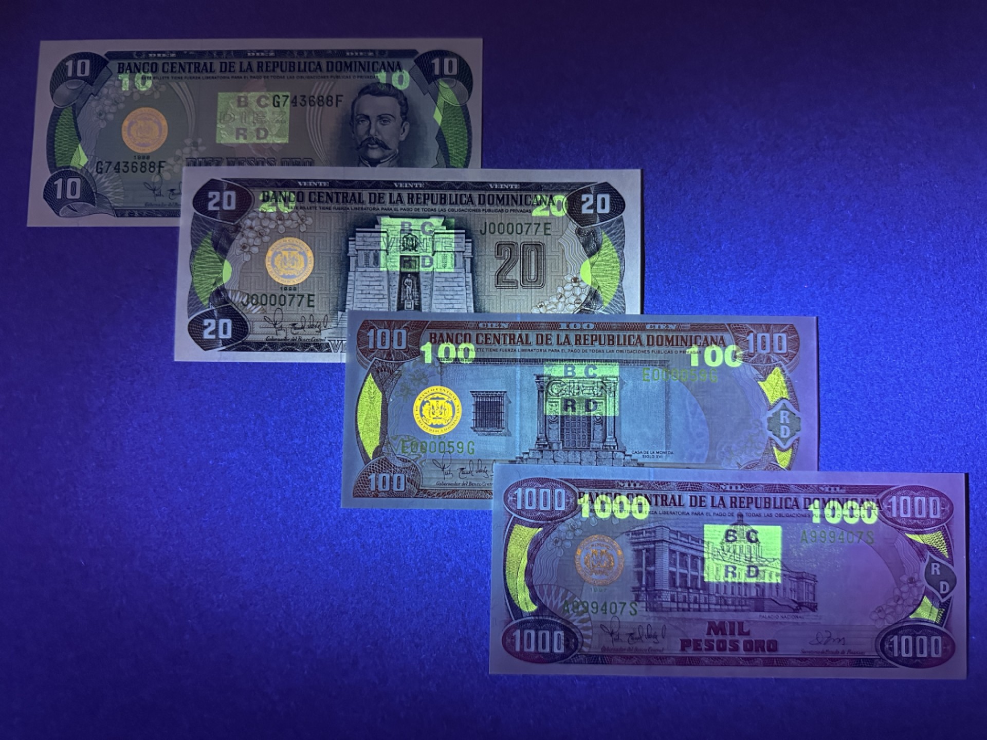 《张总收藏》92期——外币精品大会100拍 多米尼加10、20、100、1000比索4张 UNC 1997年版本