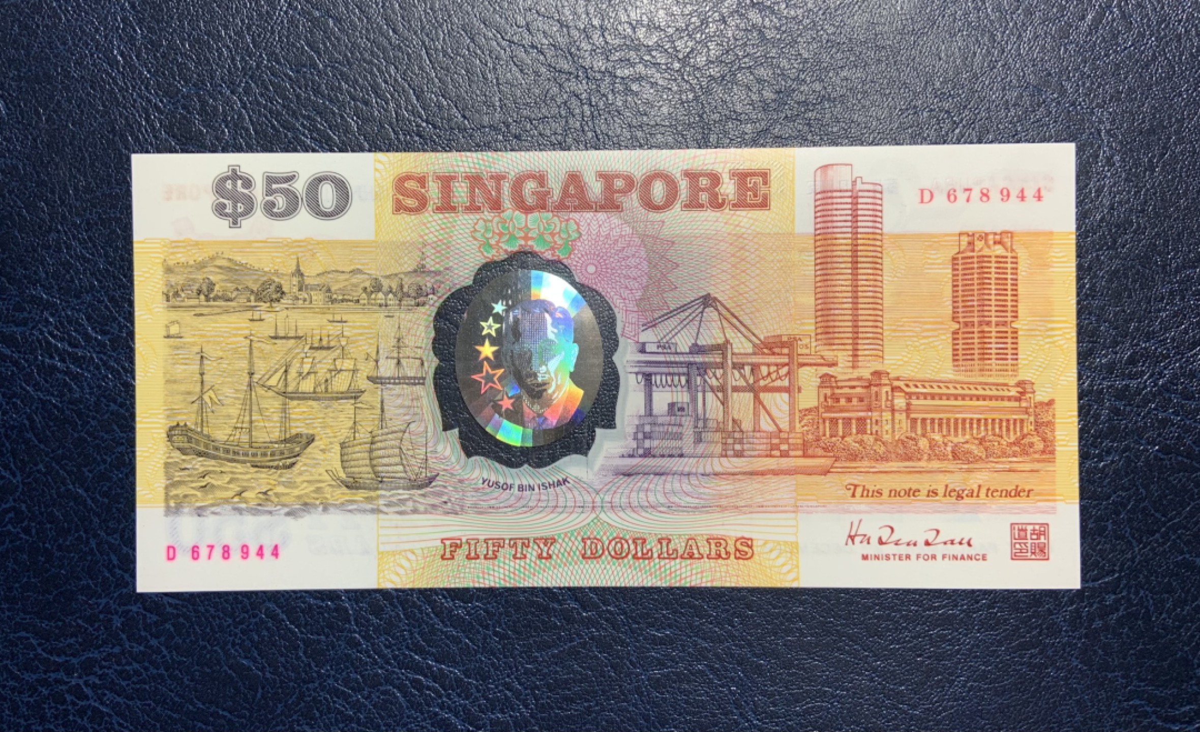 收藏联盟Quantum Auction 第237期拍卖 新加坡1990年50元独立25周年纪念钞 品相全新UNC 带原册 镭射激光标刮擦为正常印刷所致，pmg高分也这样