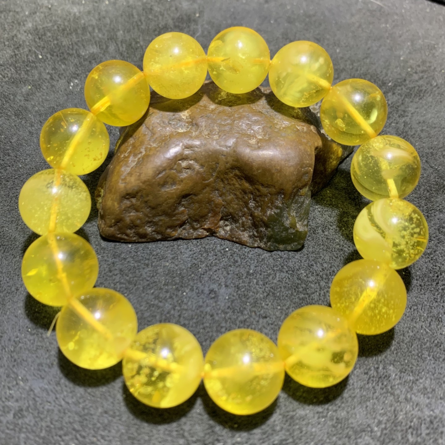 天然微花粉鸡油黄白花蜜圆珠手串一条，