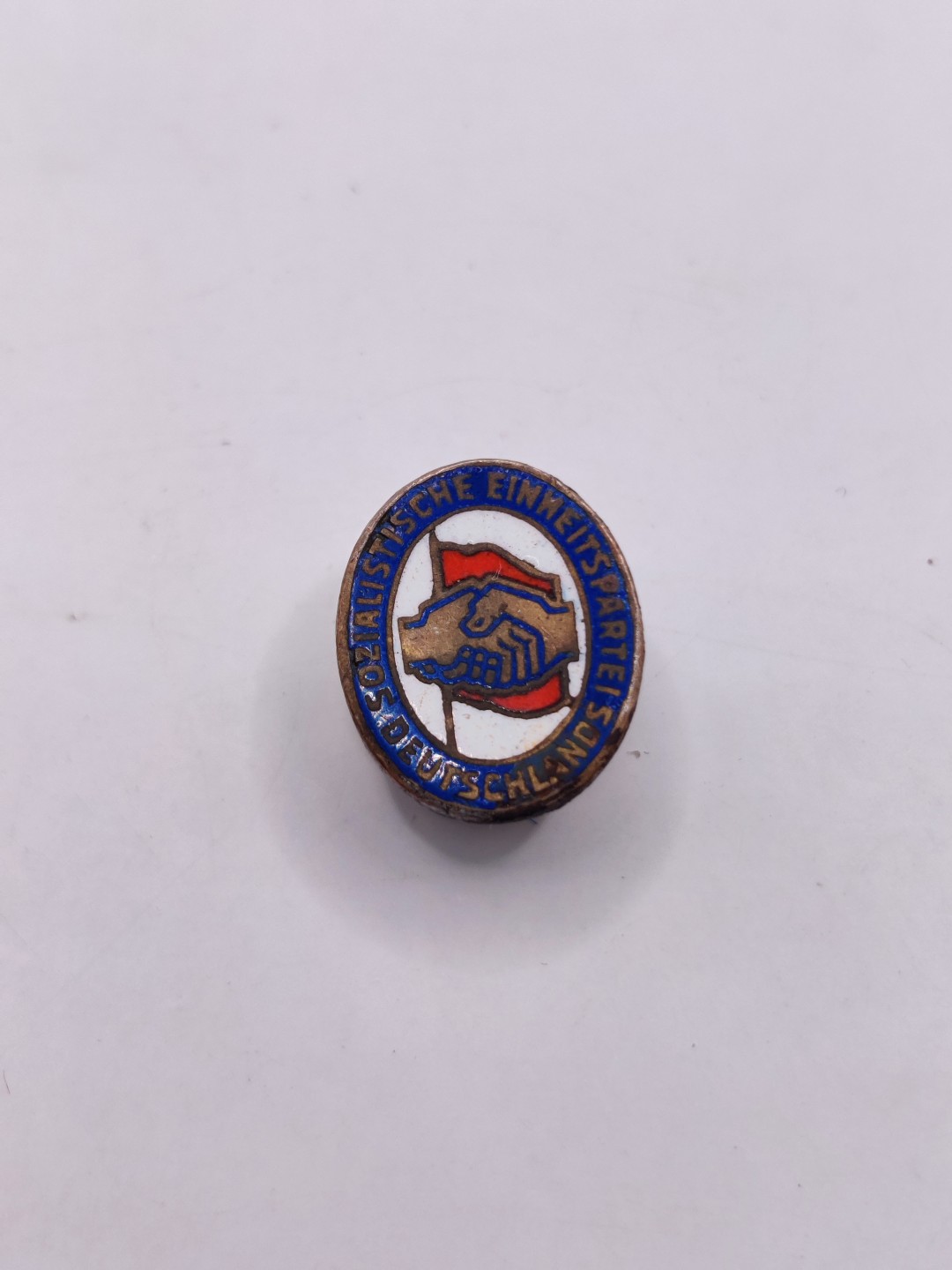 全场0元起拍 第36期 咸鱼国勋章拍卖专场 3月8日（周三）下午6：00开始 东德党徽 早期珐琅 盘扣转不到底