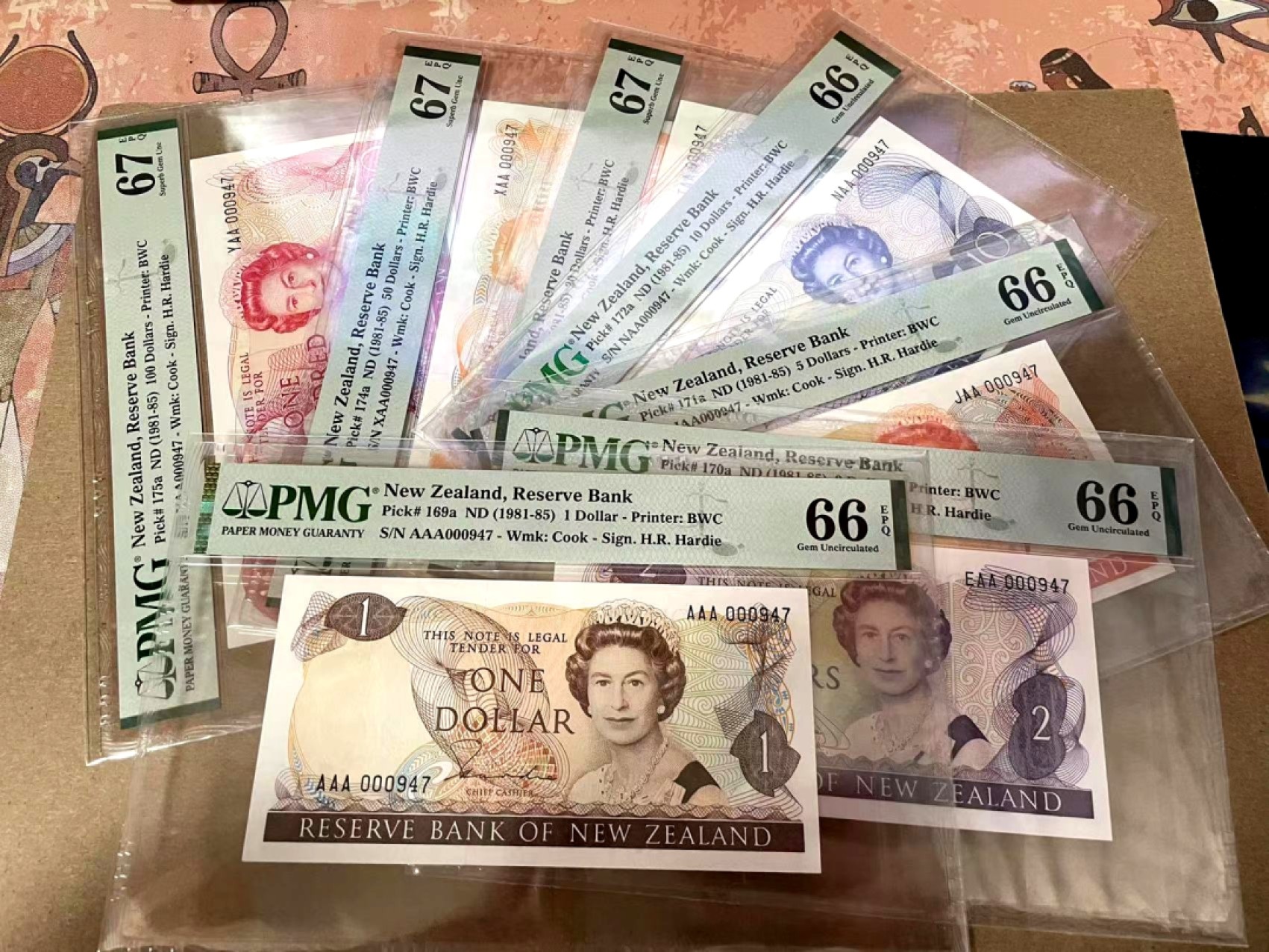 【Blue Auction】✨世界纸币精拍第300期盛典🔥🔥🔥 【一组7张全套 首发冠947全同小号】新西兰 1981-85年1-100元 鸟版 BWC雕刻精美 花冠女王 PMG67EPQ-66EPQ 典藏版