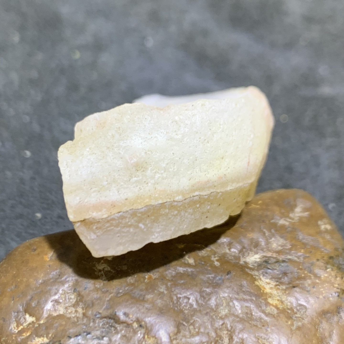 放福利！精美天然阿拉善白玛瑙象形原石一颗，