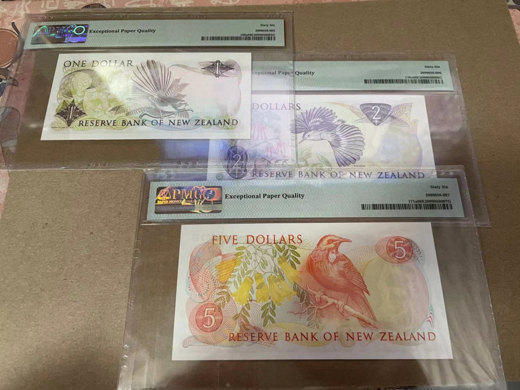 【Blue Auction】✨世界纸币精拍第300期盛典🔥🔥🔥 【一组7张全套 首发冠947全同小号】新西兰 1981-85年1-100元 鸟版 BWC雕刻精美 花冠女王 PMG67EPQ-66EPQ 典藏版