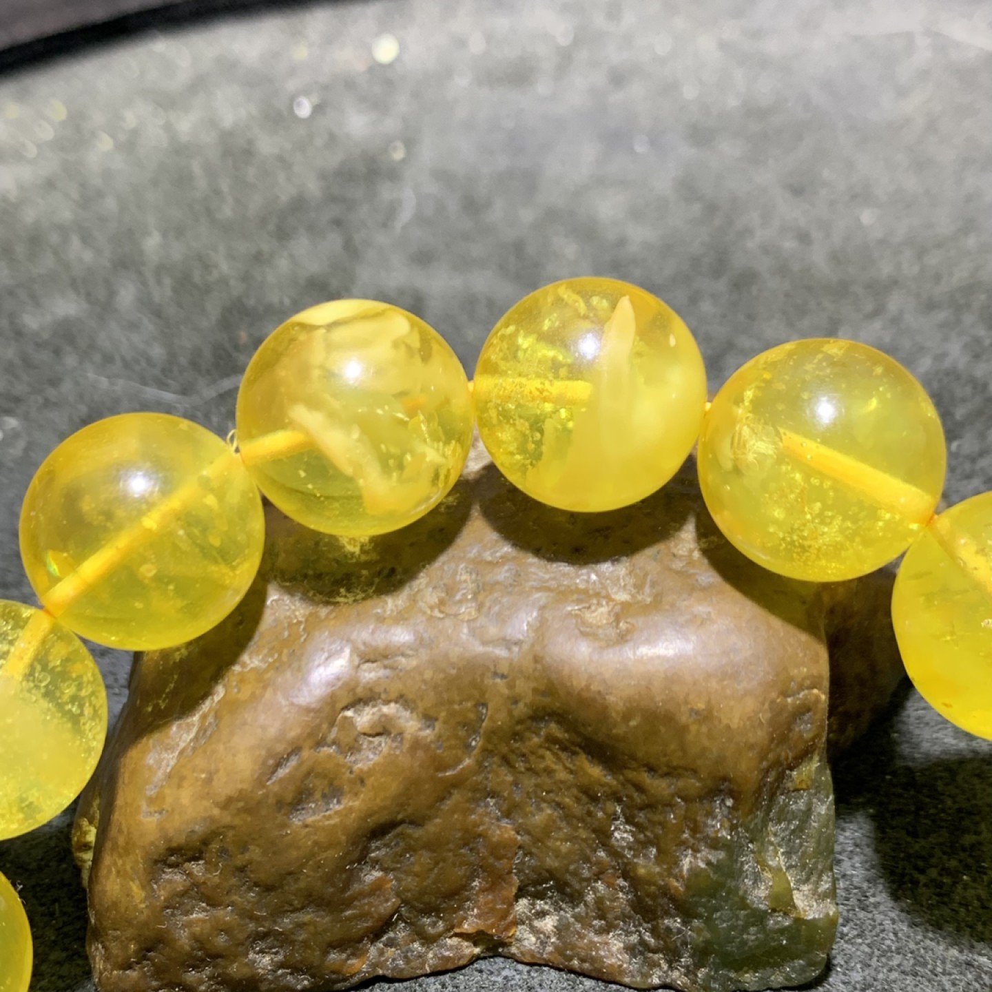 天然微花粉鸡油黄白花蜜圆珠手串一条，