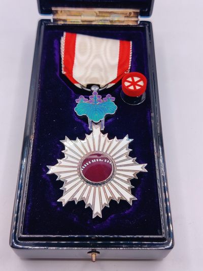 全场0元起拍 第36期 咸鱼国勋章拍卖专场 3月8日（周三）下午6：00开始 - 六等旭日章 银制带盒略美品