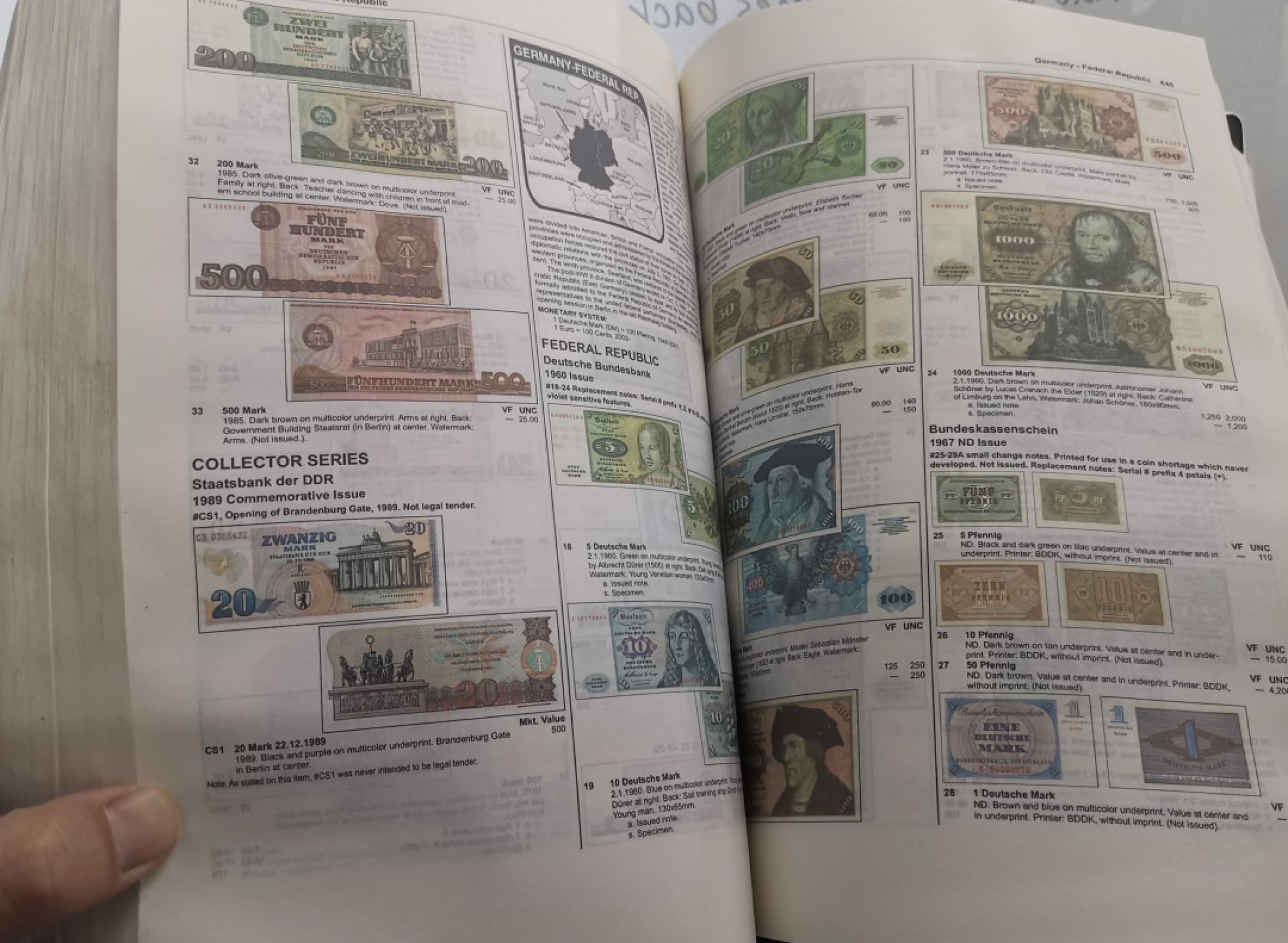 《张总收藏》92期——外币精品大会100拍 (8成新 接近A4纸尺寸 非常厚)克劳斯世界纸币目录 1961-现代 第25版 彩色版 某宝售价450元