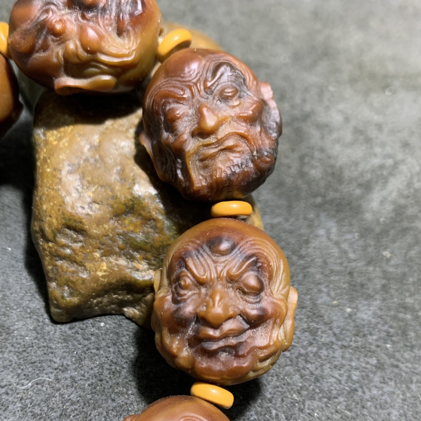 毕业级巴西玛瑙手工雕刻十八罗汉手串一条！