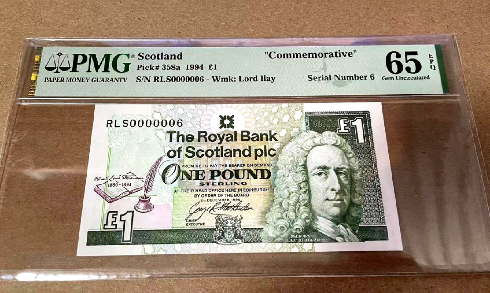 【Blue Auction】✨世界纸币精拍第300期盛典🔥🔥🔥 【6号小号纪念钞罕见】苏格兰 1994年1镑 英国文学新浪漫主义代表作家斯蒂文森逝世百年纪念钞 官方将他列为19世纪最伟大的作家之一  PMG65EPQ 绝品 