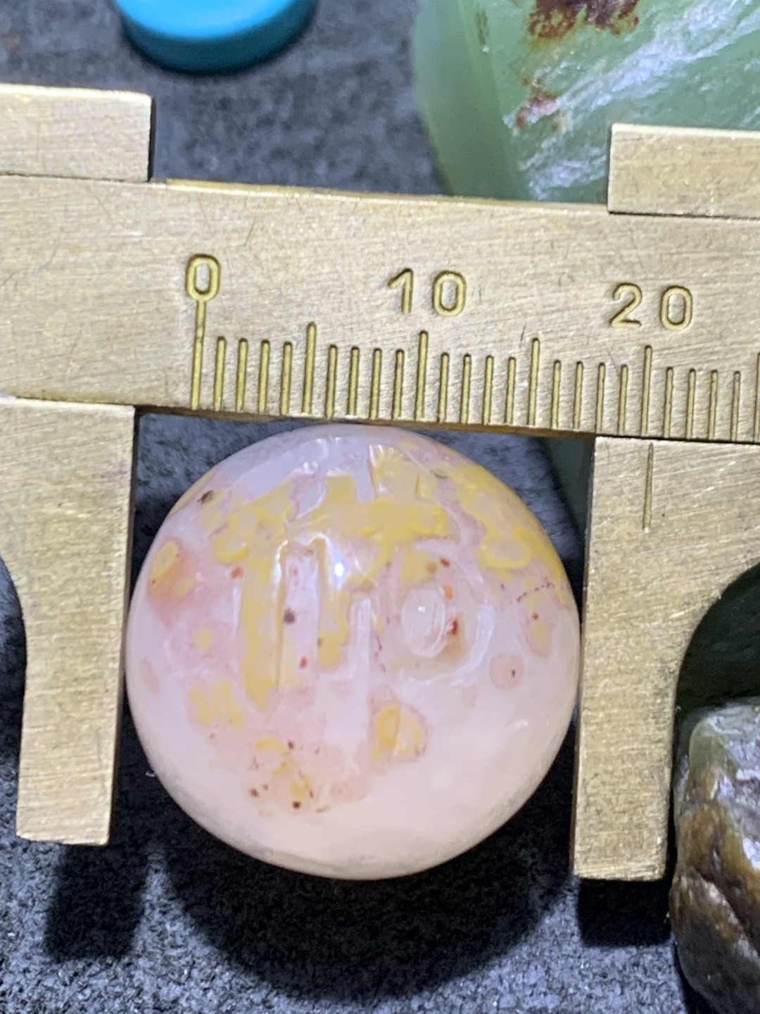 精美冰飘战国红玛瑙手工雕刻佛字随形珠一颗！