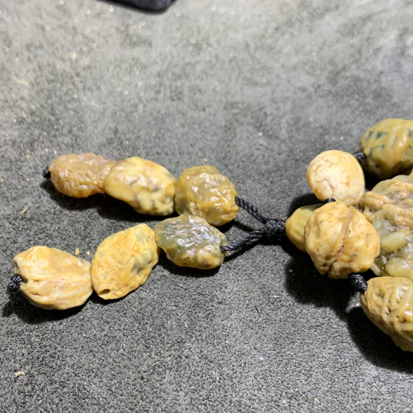 精美阿拉善大颗粒筋脉石项链一条
