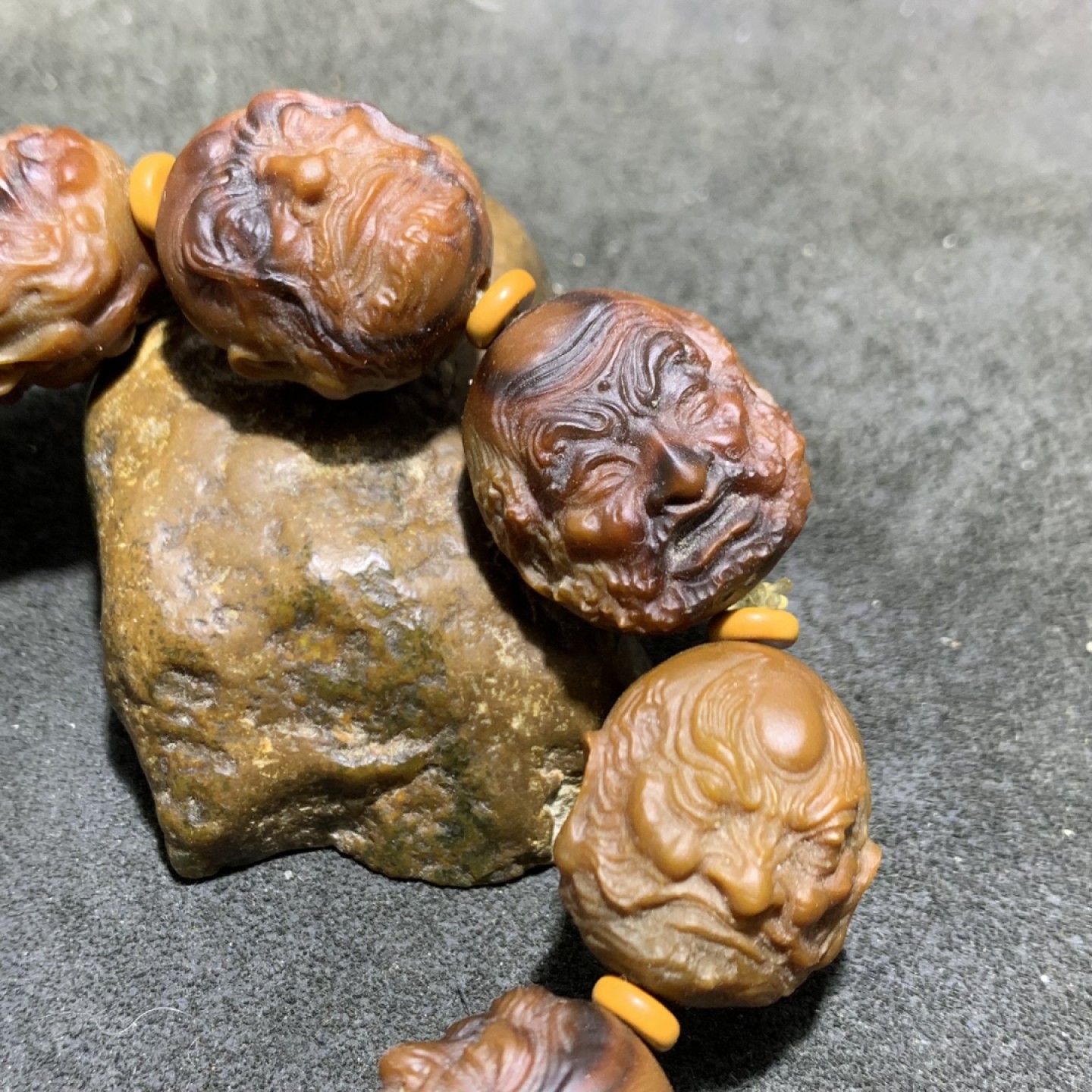 毕业级巴西玛瑙手工雕刻十八罗汉手串一条！