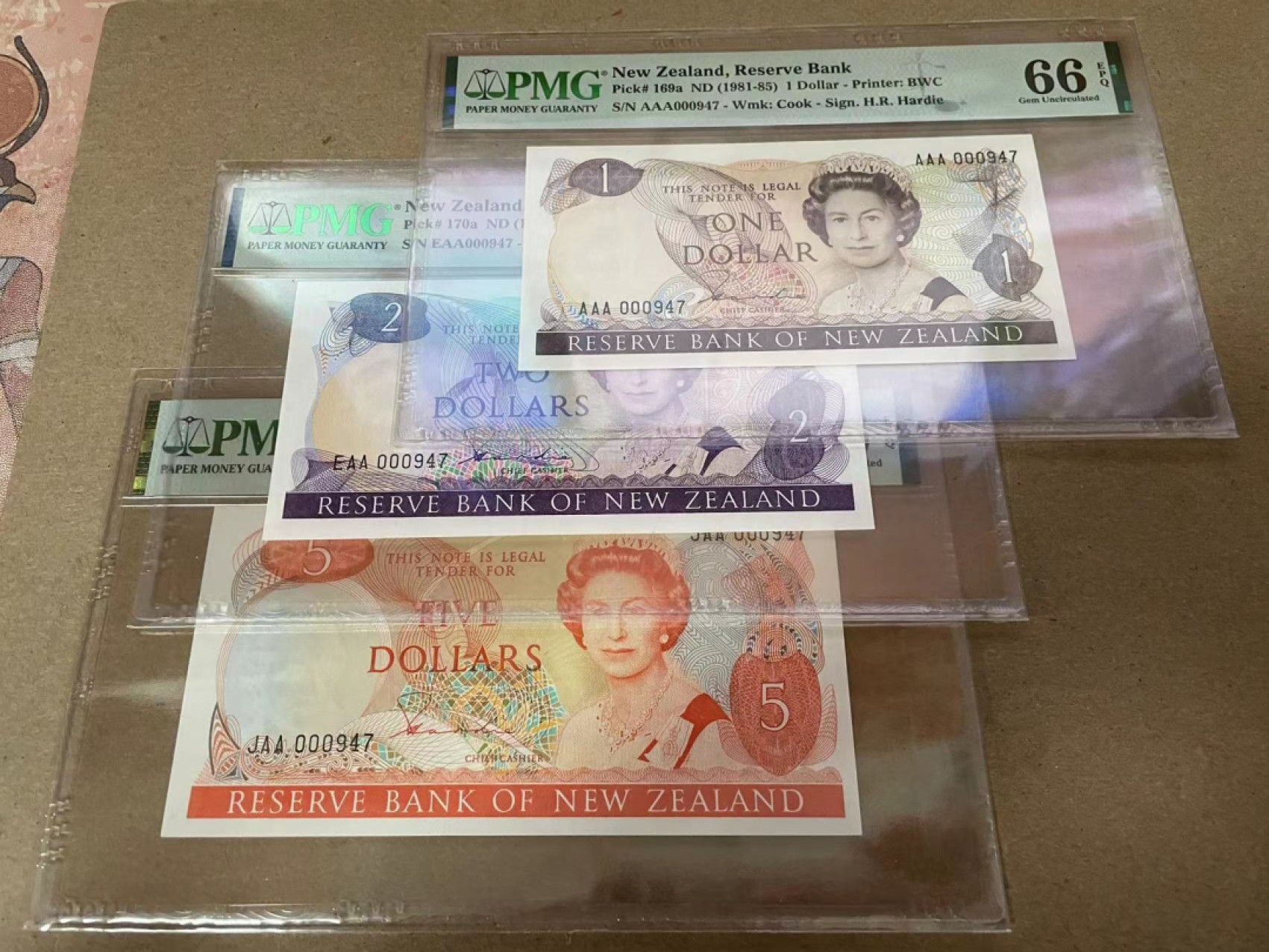 【Blue Auction】✨世界纸币精拍第300期盛典🔥🔥🔥 【一组7张全套 首发冠947全同小号】新西兰 1981-85年1-100元 鸟版 BWC雕刻精美 花冠女王 PMG67EPQ-66EPQ 典藏版