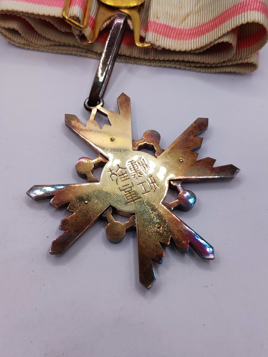 全场0元起拍 第36期 咸鱼国勋章拍卖专场 3月8日（周三）下午6：00开始 日本明治时期皮盒版 粉色三等瑞宝章