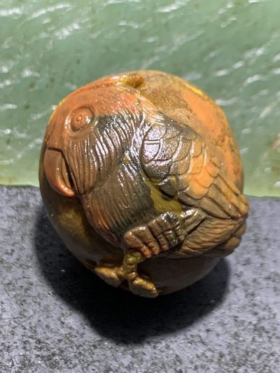 精美草花纹战国红玛瑙手工雕刻鹦鹉吊坠（把件）一个， - 精美草花纹战国红玛瑙手工雕刻鹦鹉吊坠（把件）一个，