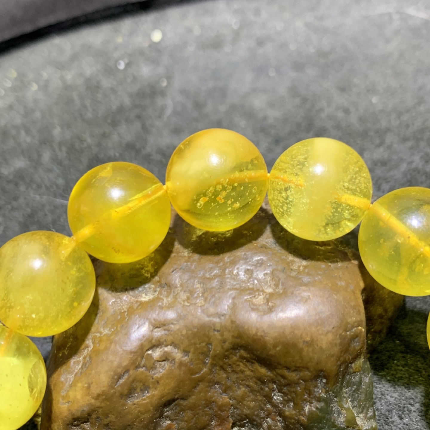 天然微花粉鸡油黄白花蜜圆珠手串一条，