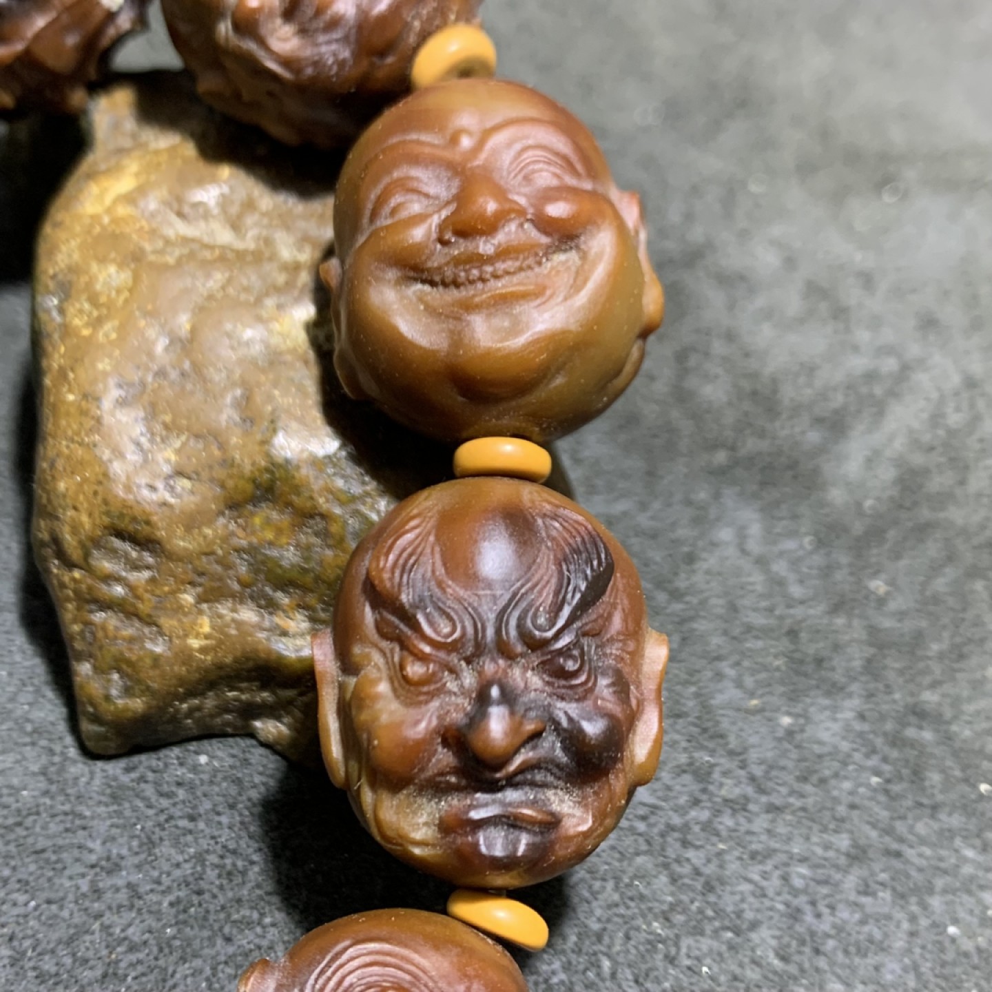 毕业级巴西玛瑙手工雕刻十八罗汉手串一条！