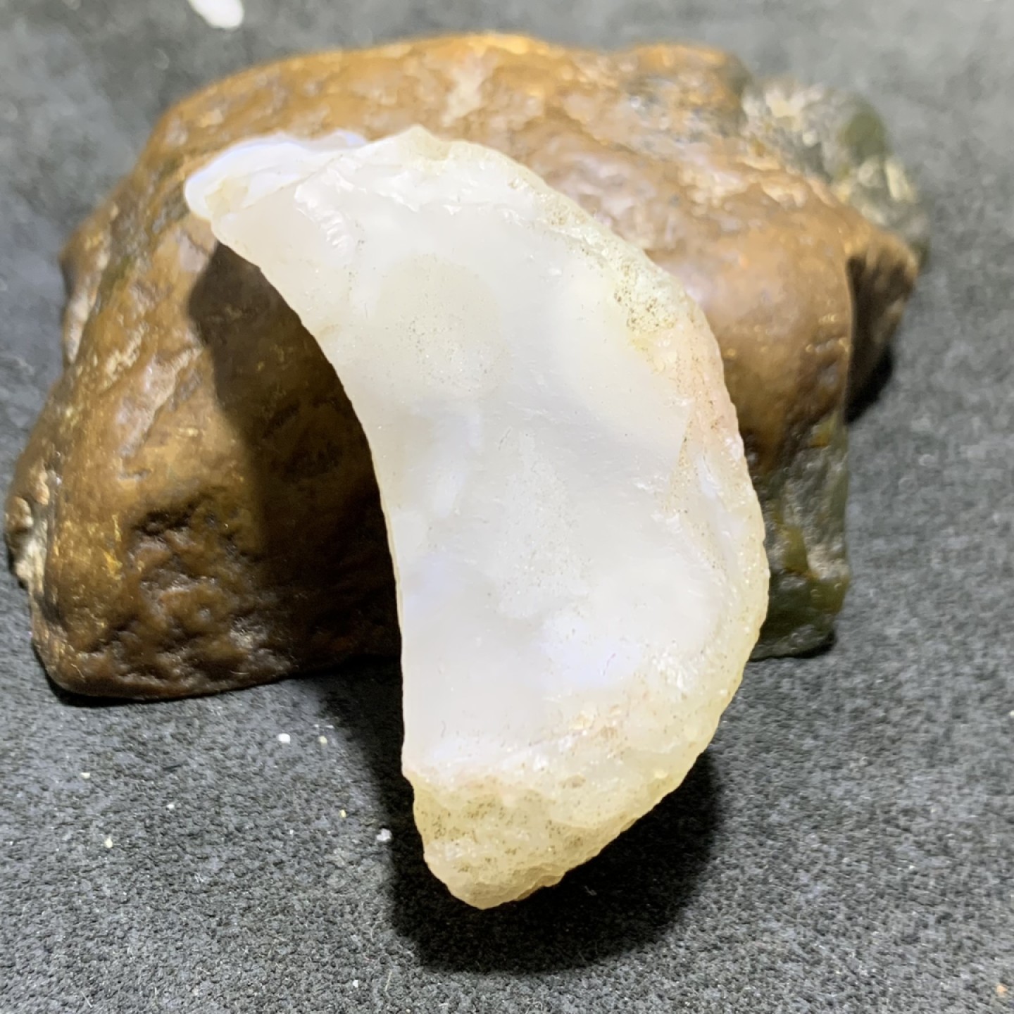 放福利！精美天然阿拉善白玛瑙象形原石一颗，